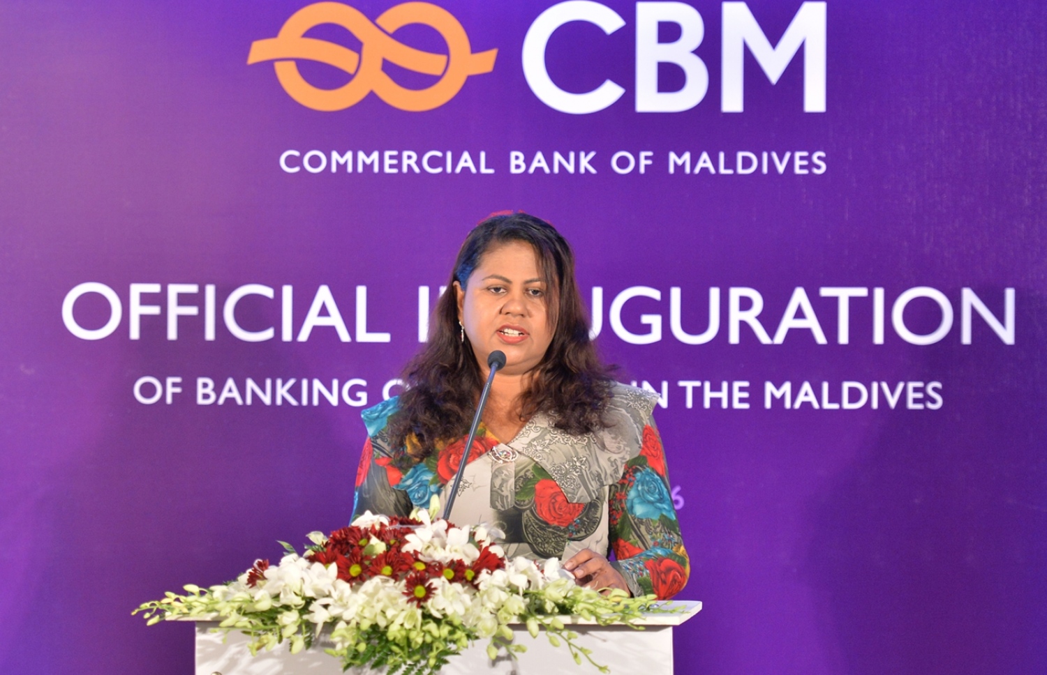 ކޮމާޝަލް ބޭންކް އޮފް މޯލްޑިވްސް ހުޅުވުމުގެ ރަސްިއްޔާތުގައި ގަވަރުނަރު އަޒީމާ އާދަމް މިއަދު ވާހަކަ ދައްކަވަނީ.-- ފޮޓޯ: ރައީސް އޮފީސް