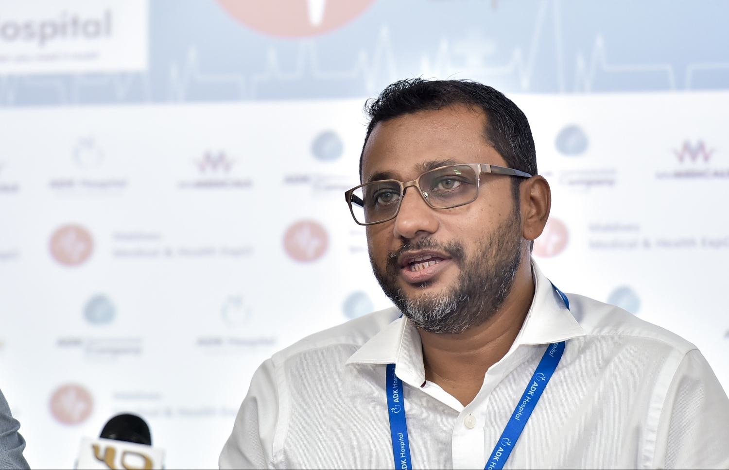 ސިއްހީ ދާއިރާގެ އެކްސްޕޯ ސްޕޮންސަކުރުމުގެ އެއްބަސްވުމުގައި މިއަދު ސޮއިކުރެއްވުމަށް ފަހު އޭޑީކޭގެ މެނޭޖިން ޑިރެކްޓަރު އަފްއާލް ވާހަކަ ދައްކަވަނީ.-- ފޮޓޯ: ނިޝާން އަލީ/ މިހާރު