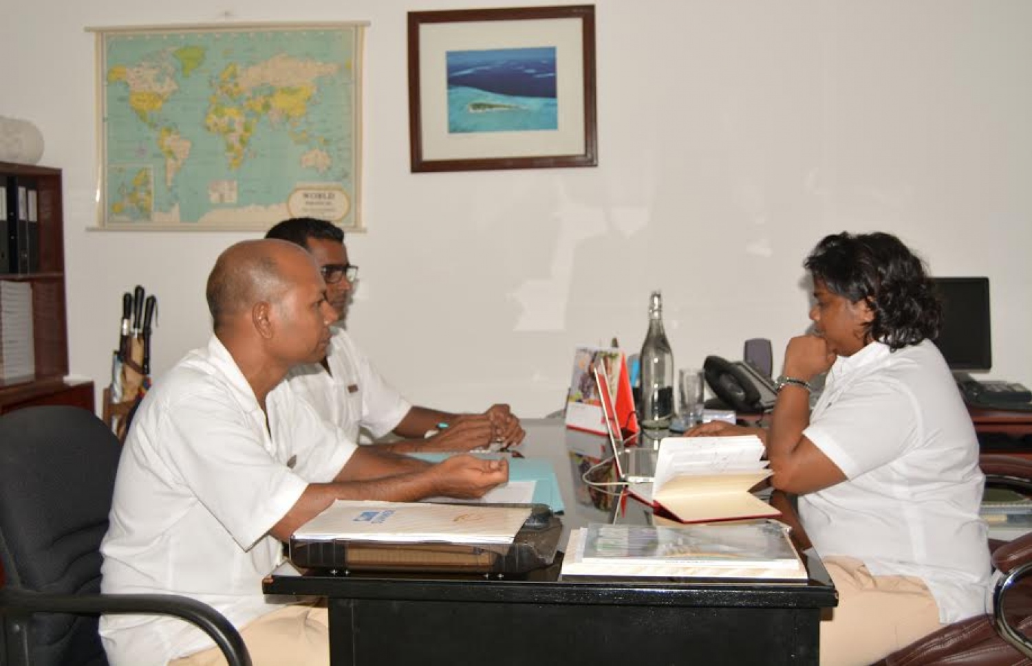 މުވައްޒަފުންތަކަކާ މާރިޔާ ބައްދަލުކުރަނީ