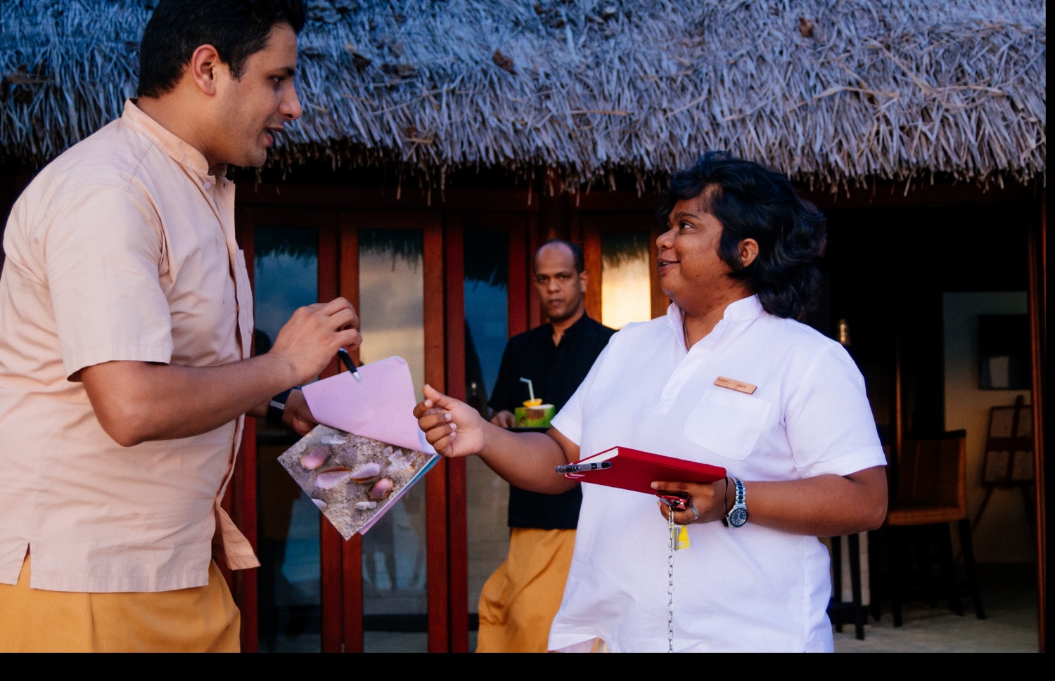 މާރިޔާ، ސަމަ އައިލެންޑް ރިސޯޓުގެ މުވައްޒަފަކާ އެކު.