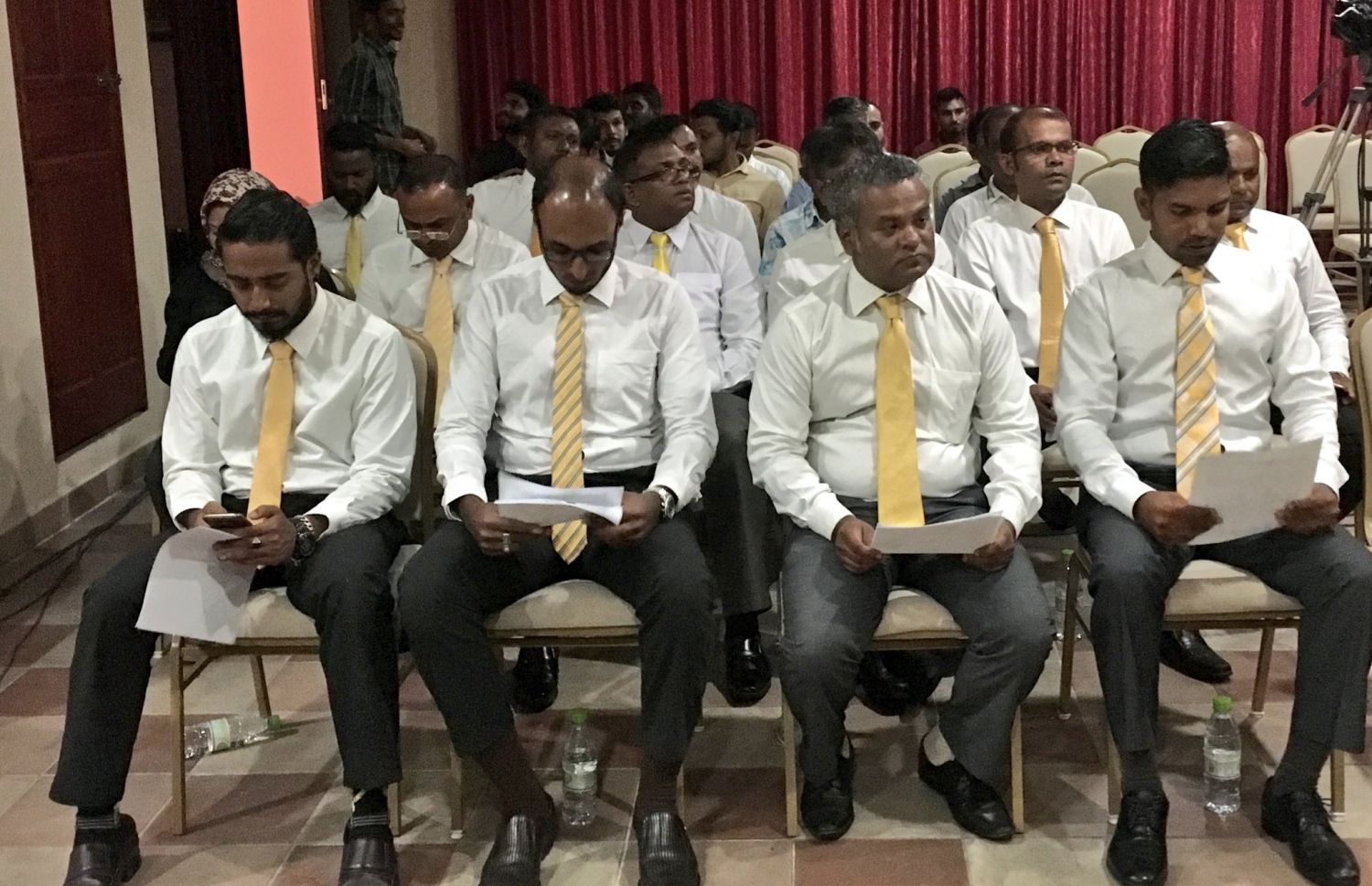 އެމްޑީޕީން މިރޭ ބޭއްވި ގައުމީ މަޖްލިސްގެ ޖަލްސާގައި މެމްބަރުން ބައިވެރިވެވަޑައިގަންނަވަނީ. ފޮޓޯ: އެމްޑީޕީ