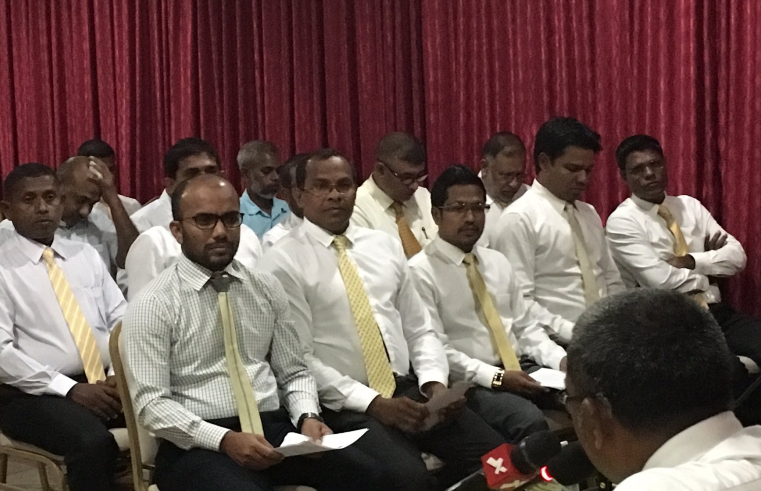 އެމްޑީޕީން މިރޭ ބޭއްވި ގައުމީ މަޖްލީހުގެ ޖަލްސާގައި މެމްބަރުން ބައިވެރިވެވަޑައިގަންނަވަނީ.-- ފޮޓޯ: އެމްޑީޕީ
