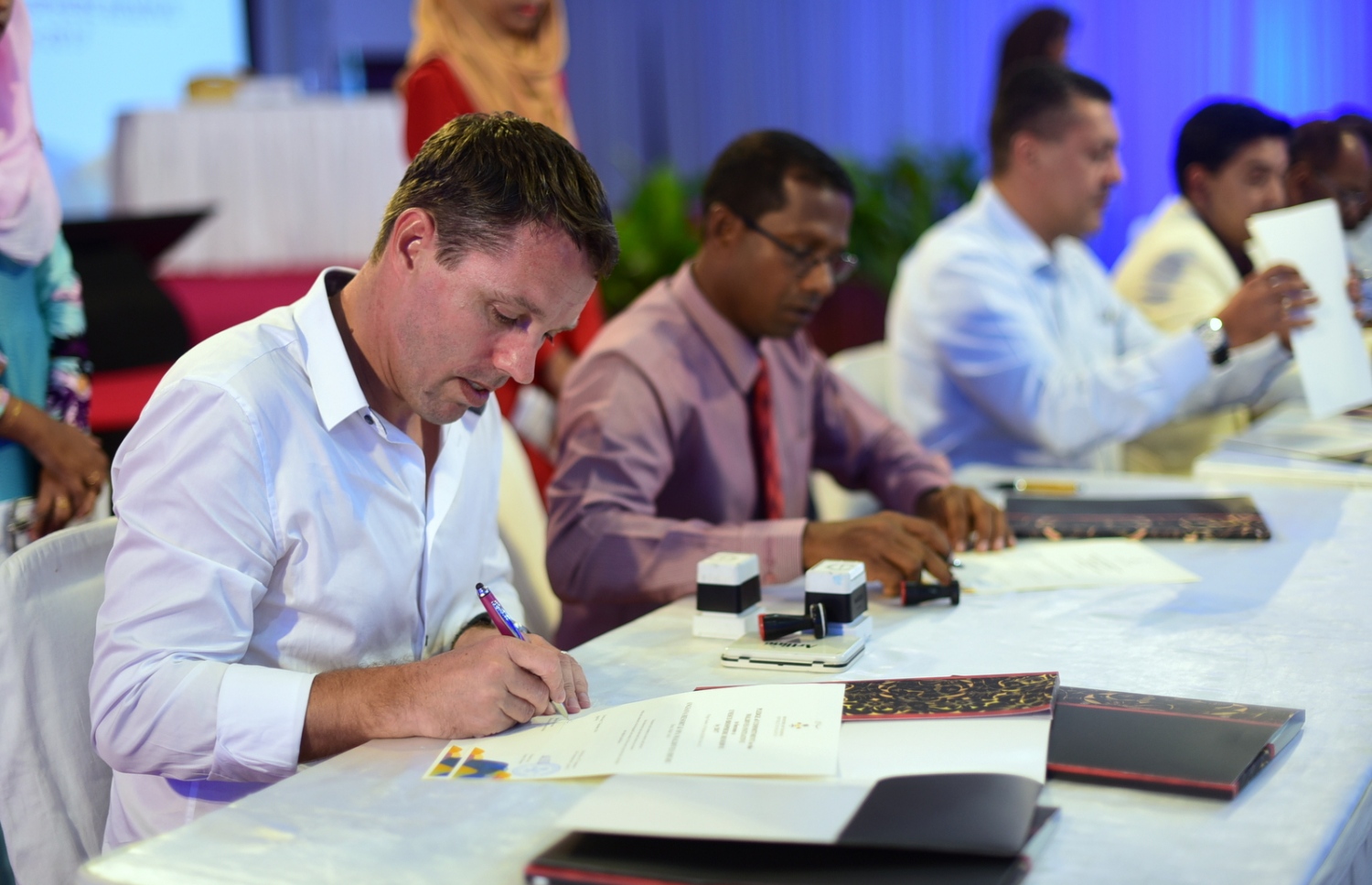 ފަރުތައް ބެލެހެއްޓުމުގެ އެެއްބަސްވުމުގައި ރިސޯޓުތަކުގެ މަންދޫބުން މިއަދު ސޮއިކުރައްވަނީ.-- ފޮޓޯ: ނިޝާން އަލީ/ މިހާރު