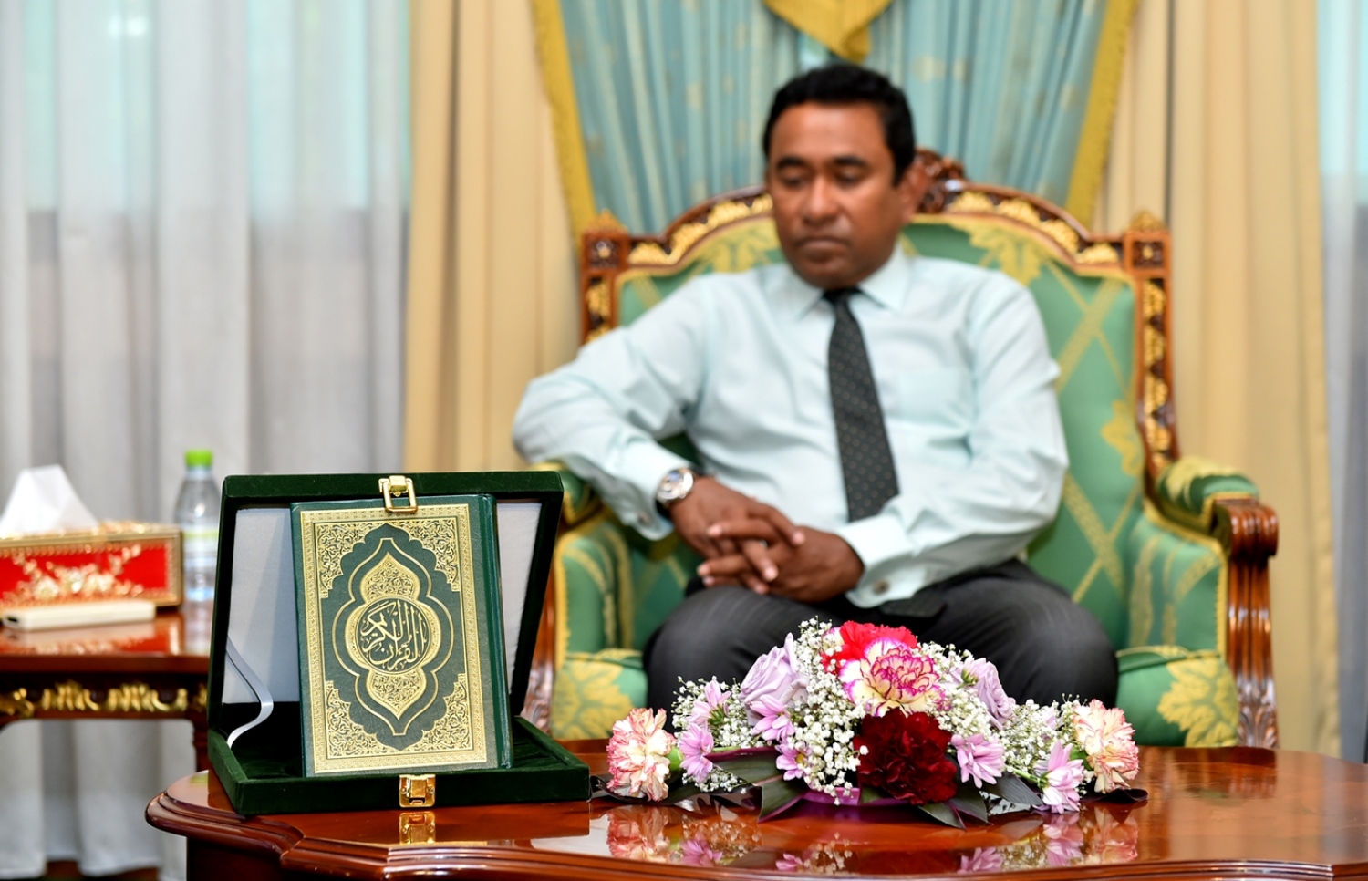 ރައީސް ޔާމީނަށް މިއަދު އެރުވި މުސްހަފް މާލްދީފްގެ ކޮޕީއެއް: ފުރަތަމަ ބުރުގައި 50،000 މުސްހަފް ވަނީ ޗާޕުކޮށްފައި-- ފޮޓޯ: ރައީސް އޮފީސް