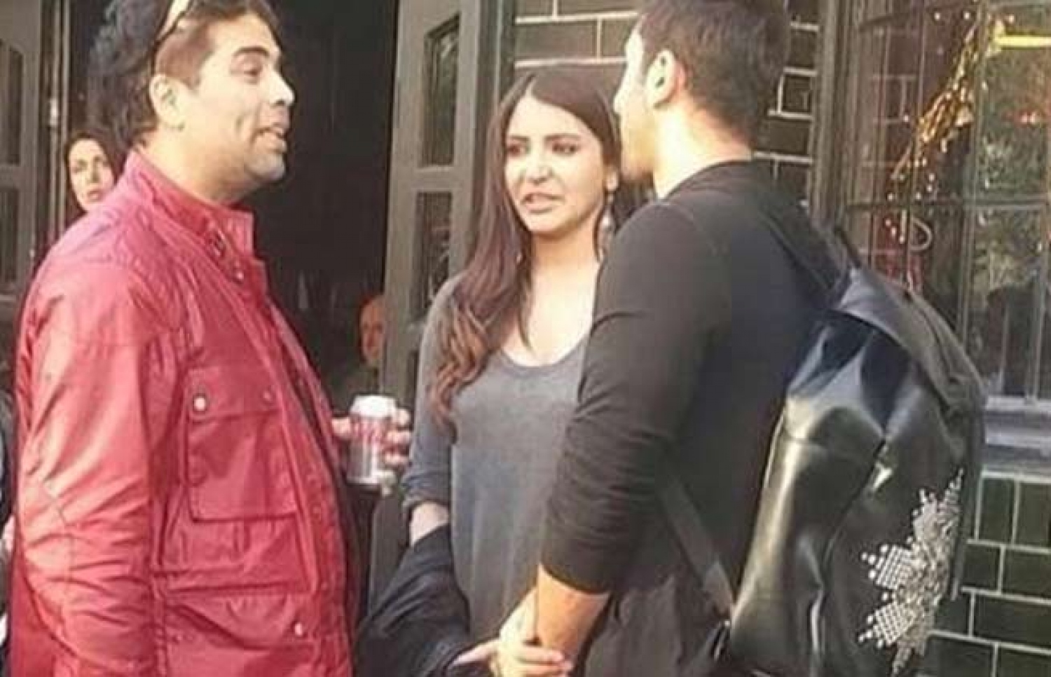 ކަރަން އާއި އަނުޝްކާ އަދި ރަންބީރު "އޭ ދިލް ހެ މުޝްކިލް"ގެ ސެޓުގައި