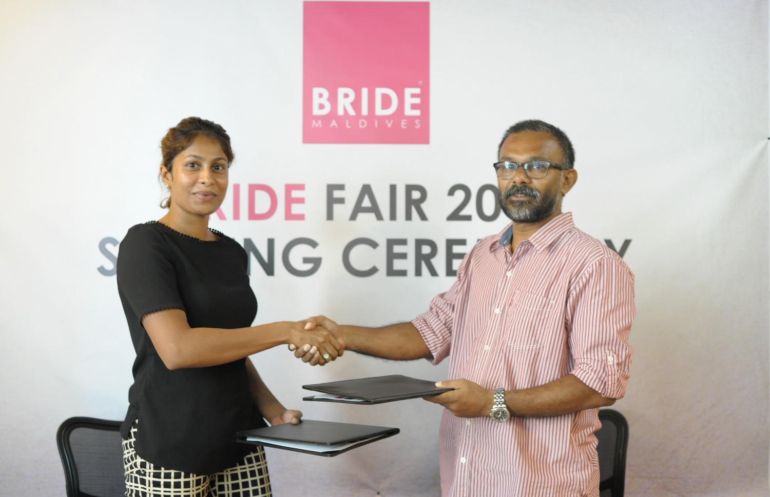 މިއަހަރުގެ ބްރައިޑް ފެއާގެ މޭކްއަޕް ޕާޓްނަރު ހީޓް ސެލޫނާ އެކު މިއަދު ސޮއިކުރުމަށް ފަހު އެއްބަސްވުން ބަދަލުކުރަނީ: މިއަހަރުގެ ފެއާ އޮންނާނީ އަންނަ މަހު 5 އިން 7 އަށް ދަރުބާރުގޭގައި.--- ފޮޓޯ: ބްރައިޑް މޯލްޑިވްސް