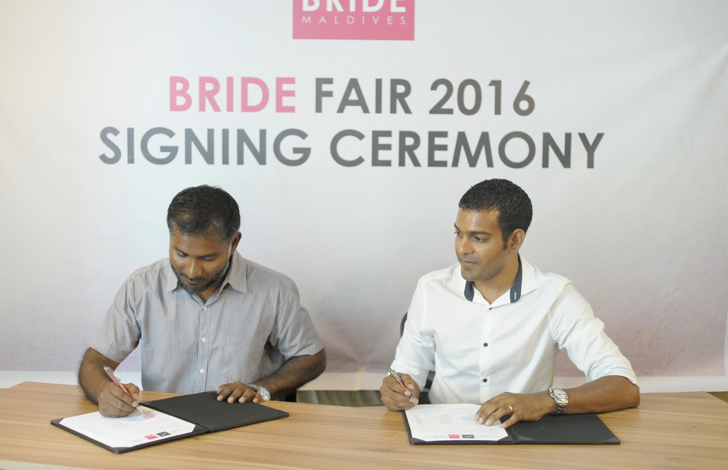 މިއަހަރުގެ ބްރައިޑް ފެއާގެ ޕްރިންޓިން ޕާޓްނަރާ އެކު ސޮއިކުރަނީ: މިއަހަރުގެ ފެއާ އޮންނާނީ އަންނަ މަހު 5 އިން 7 އަށް. -- ފޮޓޯ: ބްރައިޑް މޯލްޑިވްސް