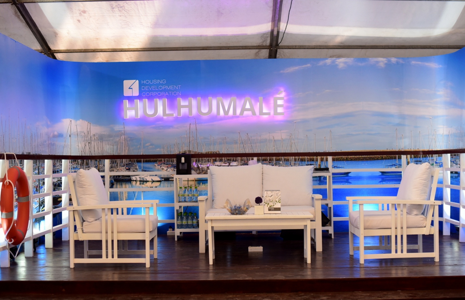 މެރިން އެކްސްޕޯގައި އެޗްޑީސީގެ ސްޓޯލް. މި އެކްސްޕޯ އަންނަ ހުކުރު ދުވަހުގެ ނިޔަލަށް ކުރިއަށް ދާނެ. - ފޮޓޯ: ހުސެއިން ޝަޔާހު/ މިހާރު