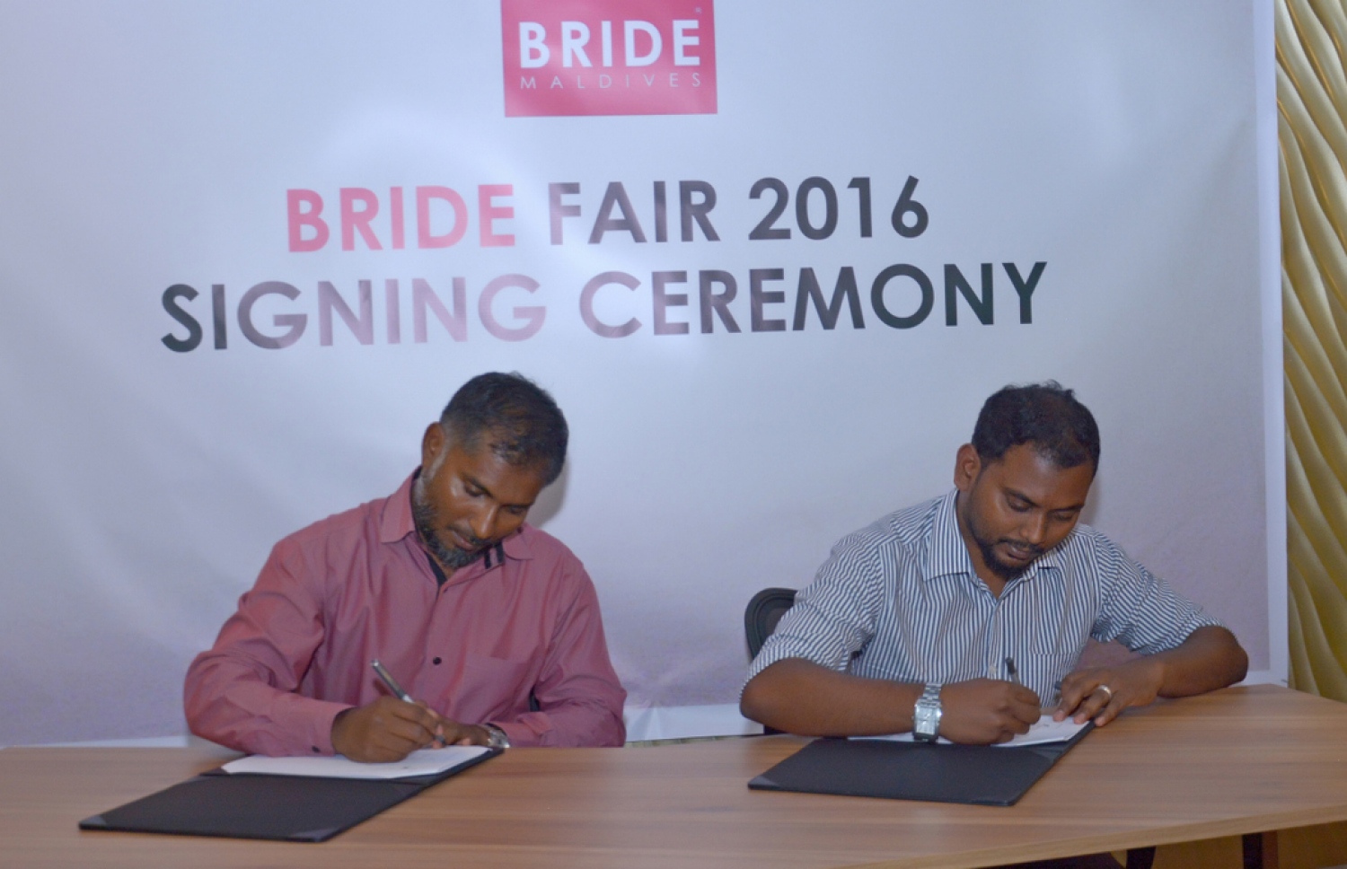 މިއަހަރުގެ ބްރައިޑް ފެއާގެ އޮންލައިން މީޑިއާ ޕާޓްނަރު މިހާރުއާ އެކު މިއަދު ސޮއިކުރުމަށް ފަހު އެއްބަސްވުން ބަދަލުކުރަނީ: މިއަހަރުގެ ފެއާ އޮންނާނީ އަންނަ މަހު 5 އިން 7 އަށް ދަރުބާރުގޭގައި.--- ފޮޓޯ: ބްރައިޑް މޯލްޑިވްސް