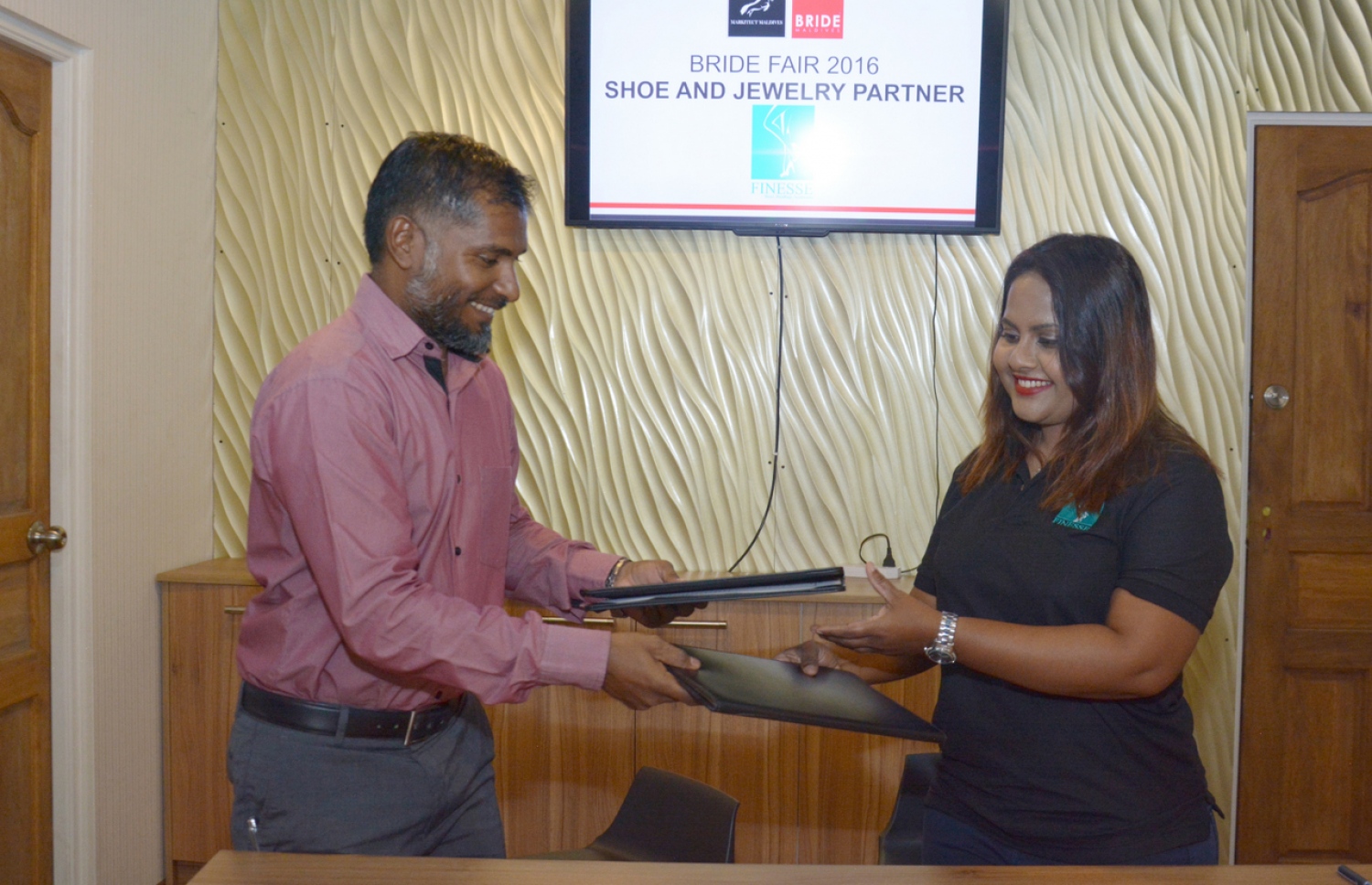 މިއަހަރުގެ ބްރައިޑް ފެއާގެ ޝޫސް އެންޑް ޖުވެލަރީ ޕާޓްނަރު ފިނެސްއާ އެކު މިއަދު ސޮއިކުރުމަށް ފަހު އެއްބަސްވުން ބަދަލުކުރަނީ: މިއަހަރުގެ ފެއާ އޮންނާނީ އަންނަ މަހު 5 އިން 7 އަށް ދަރުބާރުގޭގައި.--- ފޮޓޯ: ބްރައިޑް މޯލްޑިވްސް