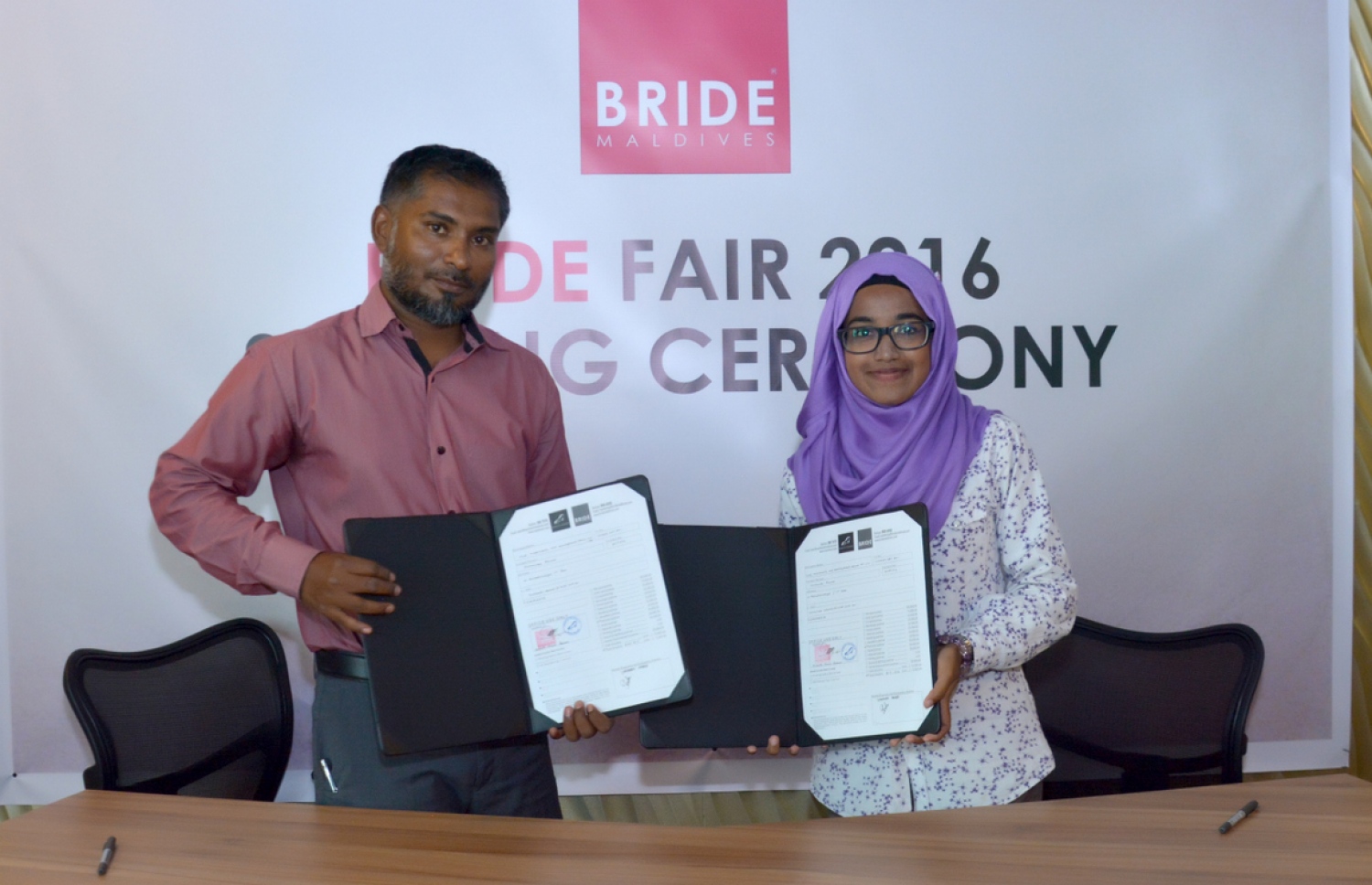 މިއަހަރުގެ ބްރައިޑް ފެއާގެ ޕާފިއުމް ޕާޓްނަރު ލިންޓެލް އިންވެސްޓްމަންޓާ އެކު މިއަދު ސޮއިކުރުމަށް ފަހު އެއްބަސްވުން ބަދަލުކުރަނީ: މިއަހަރުގެ ފެއާ އޮންނާނީ އަންނަ މަހު 5 އިން 7 އަށް ދަރުބާރުގޭގައި.--- ފޮޓޯ: ބްރައިޑް މޯލްޑިވްސް