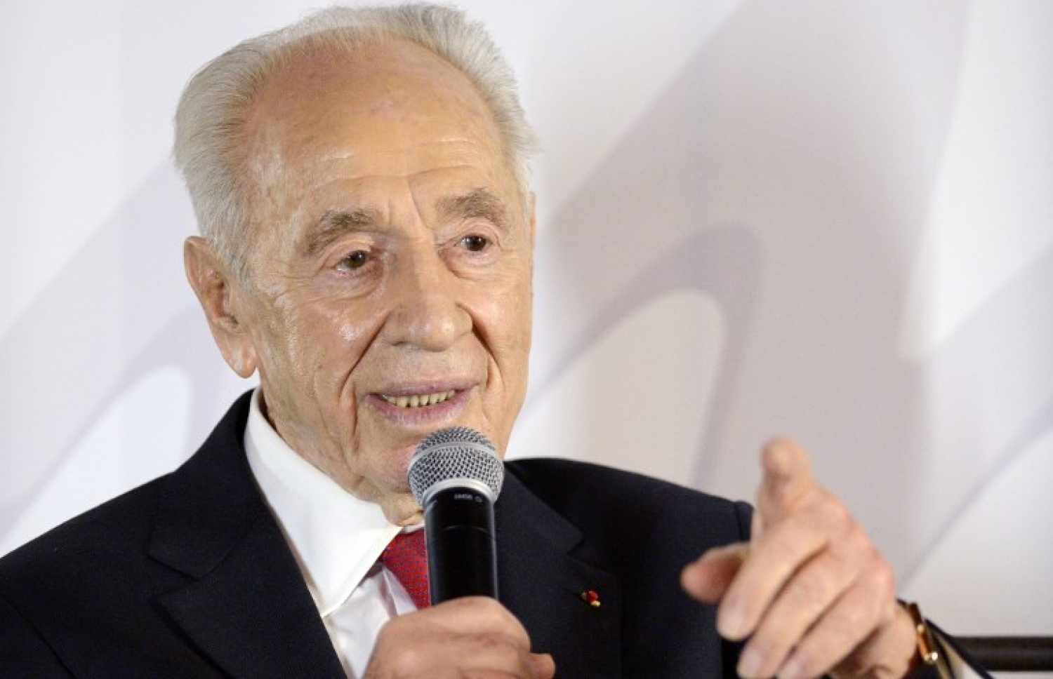 އިޒްރޭލުގެ ކުރީގެ ރައީސް ޝިމޮން ޕެރޭޒް ޑިސެމްބަރު 17، 2014 ގައި ޕެރިހުގައި ތަގްރީރެއް ދެއްވަނީީ. --ފޮޓޯ:އޭއެފްޕީ