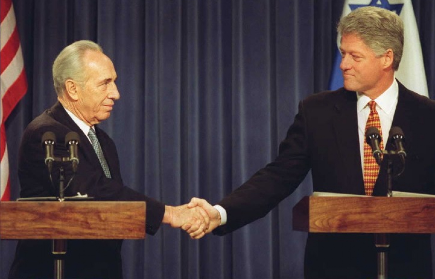 އިޒްރޭލުގެ ކުރީގެ ރައީސް ޝިމޮން ޕެރޭޒް (ވ) އެމެރިކާގެ ކުރީގެ ރައީސް ބިލް ކްލިންޓަނާ ވޮޝިންޓަނުގައި ޑިސެމްބަރު 11، 1995 ގައި ސަލާމް ކުރައްވަނީ. --ފޮޓޯ:އޭއެފްޕީ