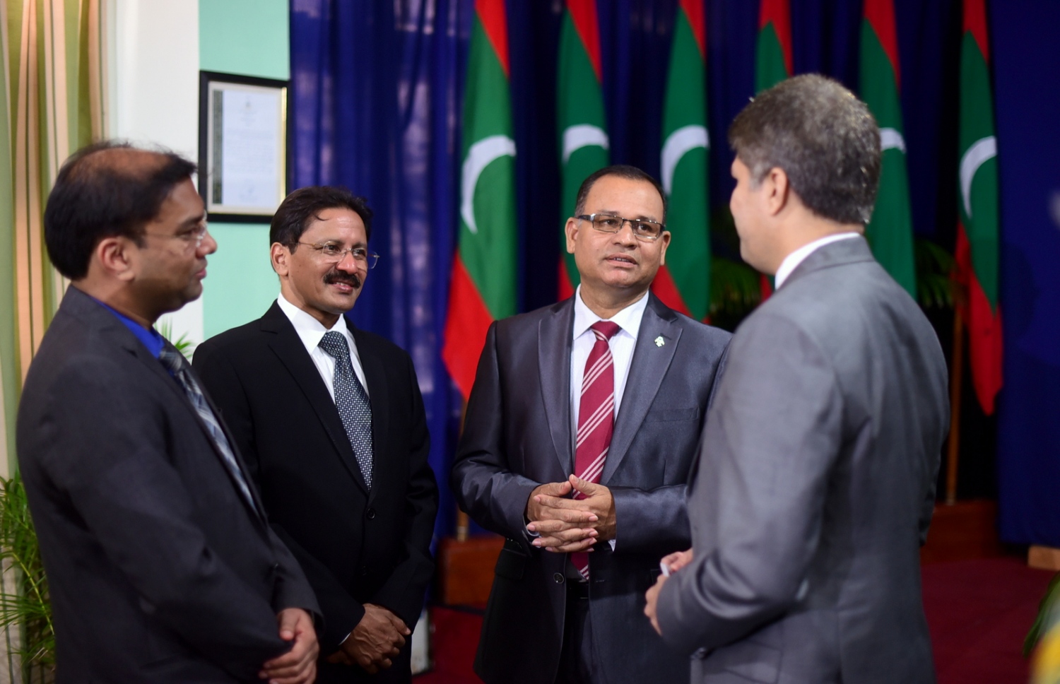 އިންޑިޔާގެ ލަވްލީ ޔުނިވާސިޓީގެ އިސްބޭފުޅުންނާއި ޑިފެންސް މިނިސްޓަރު އާދަމް (ކ-2) މިއަދު ވާހަކަ ދައްކަވަނީ.-- ފޮޓޯ: ހުސެއިން ޝަޔާހު/މިހާރު