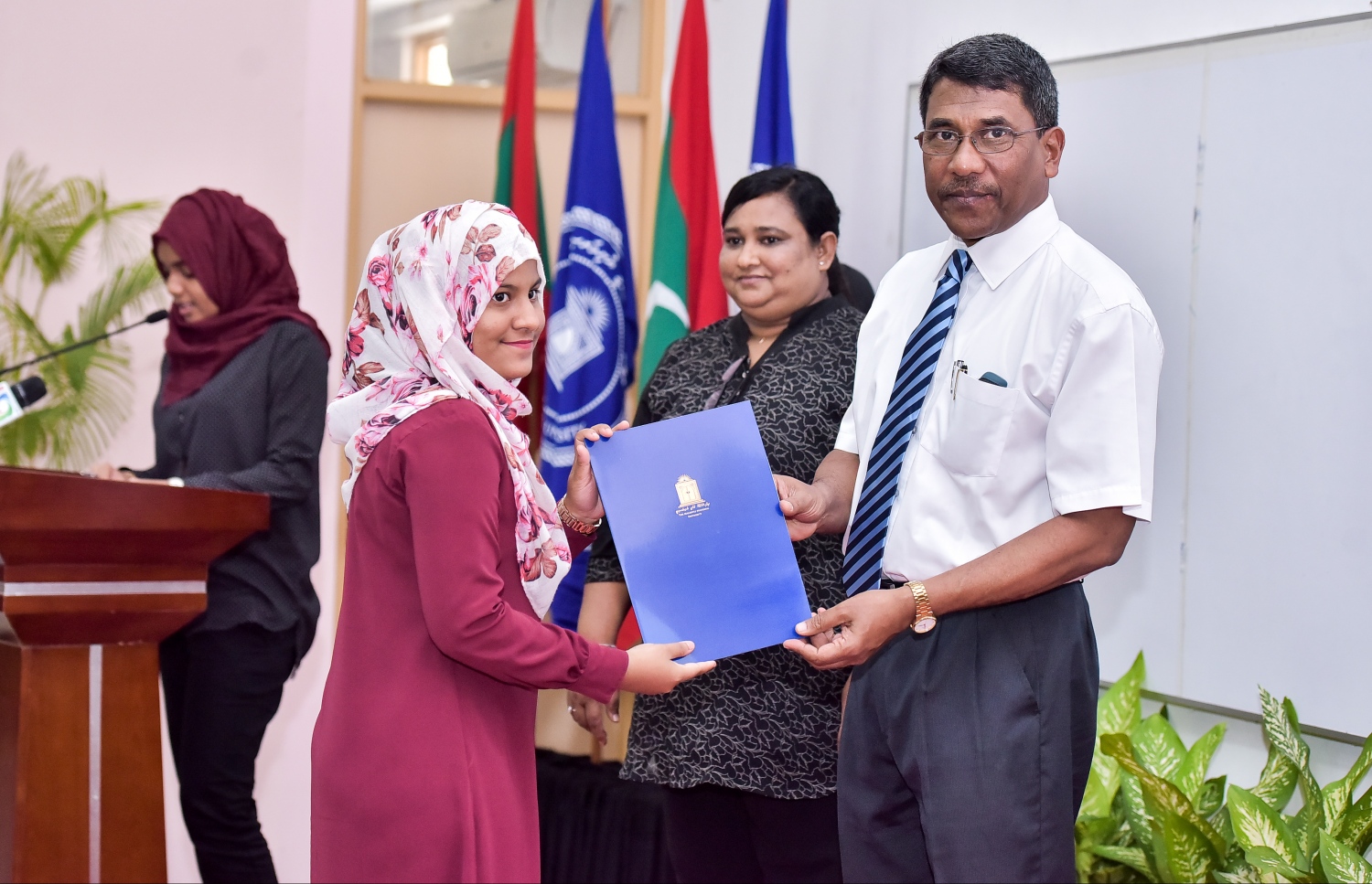 ގައުމީ ޔުނިވަސިޓީގެ ސްކޮލަޝިޕް ލިބުނު ދަރިވަރަކަށް، އެ ޔުނިވަސިޓީގެ ޗާންސެލާ ޑރ. މުހައްމަދު ލަތީފު މިއަދު ލިޔުން ހަވާލުކޮށްދެއްވަނީ.-- ފޮޓޯ: ނިޝާން އަލީ/ މިހާރު