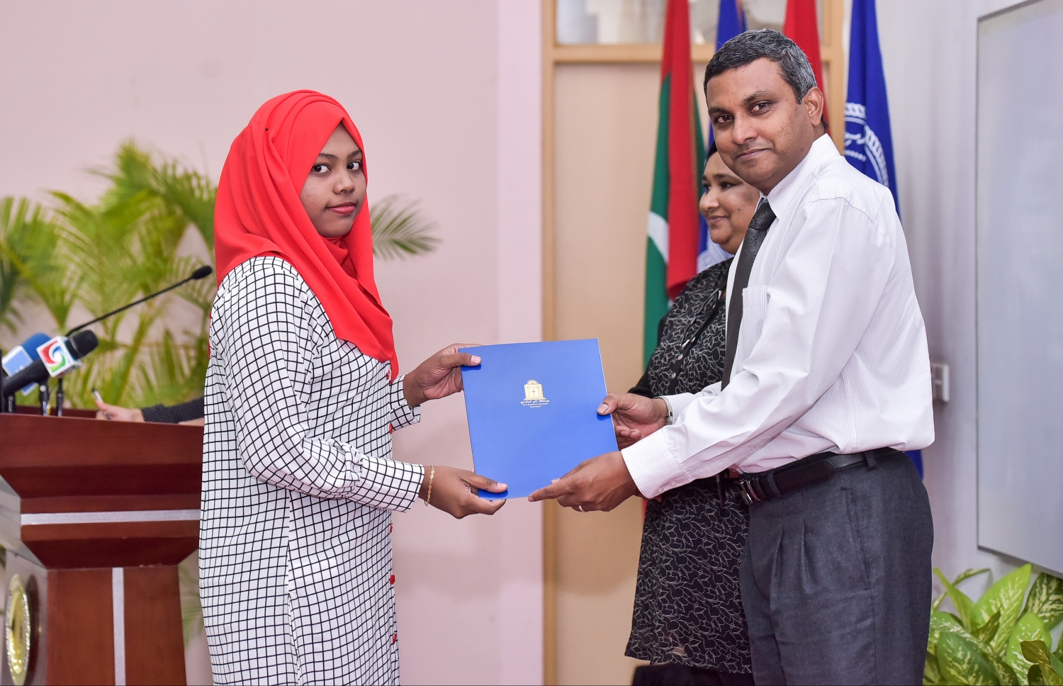 ފަވާޒު، އެމްއެންޔޫގެ ދަރިވަރަކަށް ސްކޮލަޝިޕެއް ލިބުނުކަމުގެ ލިޔުން ހަވާލުކޮށްދެއްވަނީ: ކުރެވުނު މަސައްކަތްތަކާ މެދު ހިތްހަމަޖެހިވަޑައިގަންނަވާ ކަމަށް ވިދާޅުވި.-- ފޮޓޯ: ނިޝާން އަލީ/ މިހާރު