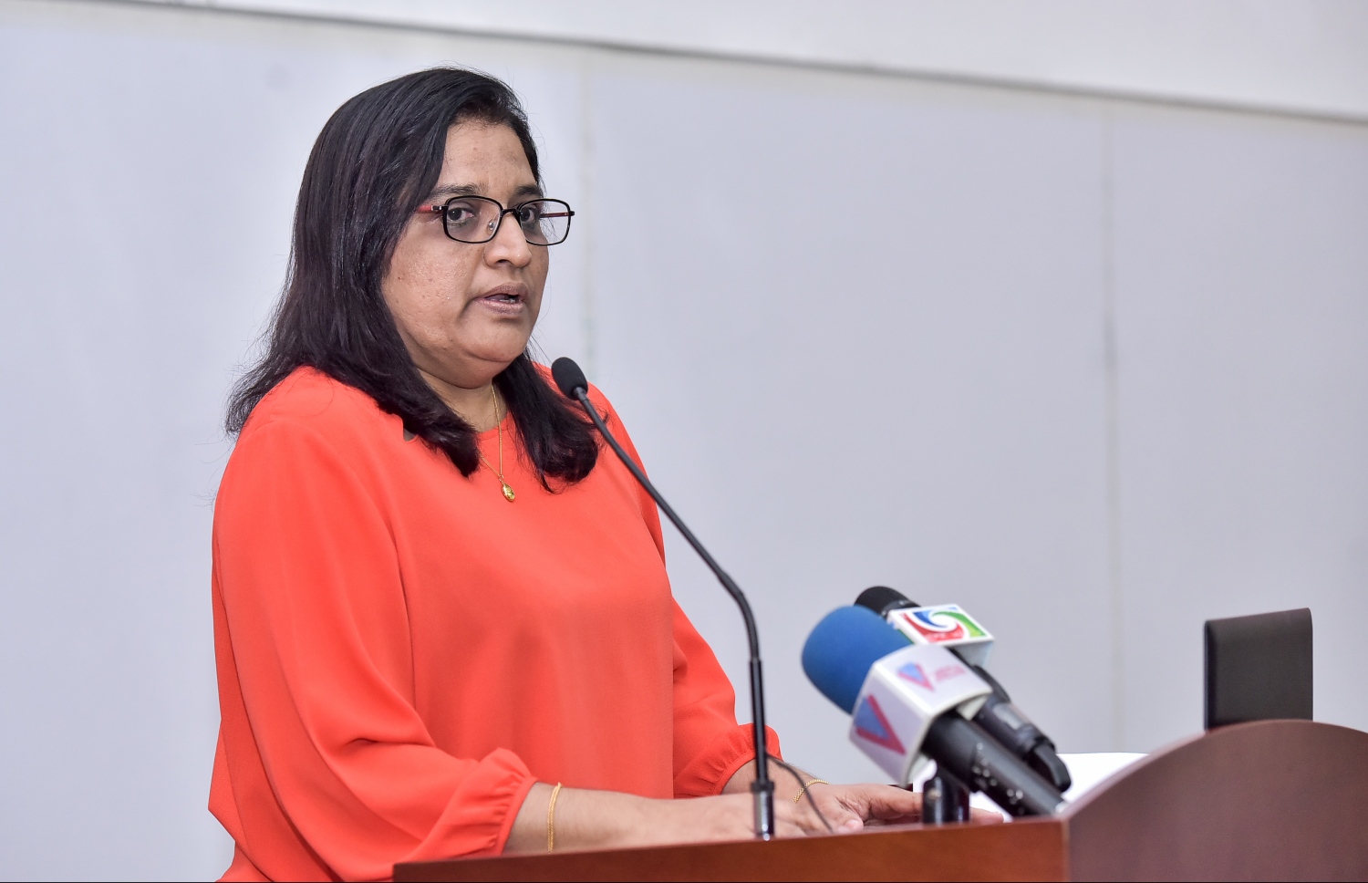 ގައުމީ ޔުނިވަސިޓީގެ ސްކޮލަޝިޕް ލިބުނު ދަރިވަރުންނަށް ލިޔުން ހަވާލުކޮށްދިނުމަށްފަހު އާޒިމާ މިއަދު ވާހަކަ ދައްކަވަނީ.-- ފޮޓޯ: ނިޝާން އަލީ/މިހާރު