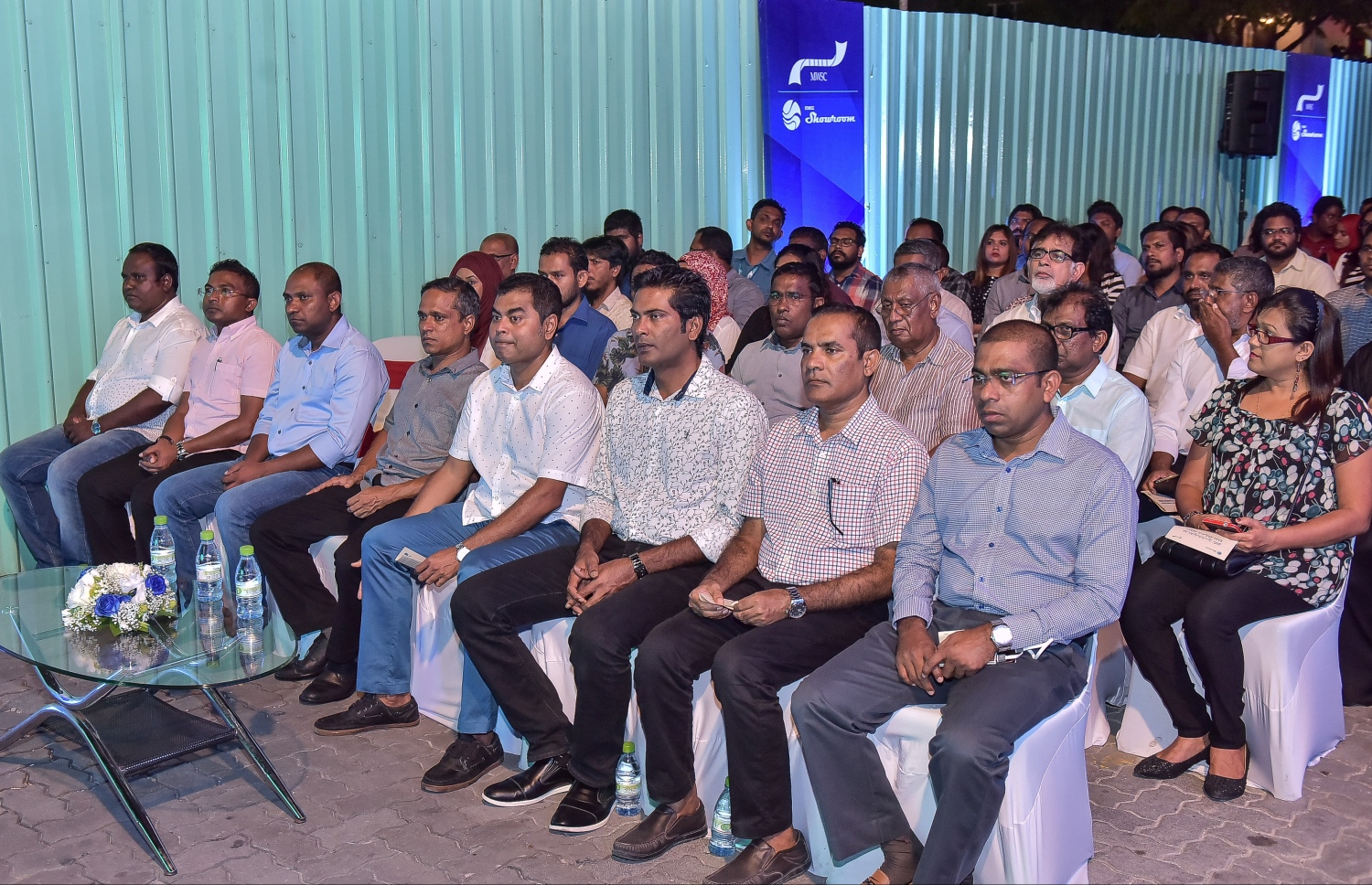 އެމްޑަބްލިއުއެސްސީގެ ޝޯރޫމް ހުޅުވުމަށް މިރޭ ބޭއްވި ރަސްމިއްޔާތުގައި، މިނިސްޓަރު ތޯރިގް އިބްރާހިމާއި އެމްޑަބްލިއުއެސްސީގެ އެމްޑީ ފަޒުލް އަދި ރައްޔިތުންގެ މަޖިލިހުގެ ޕީޕީއެމްގެ ބައެއް މެމްބަރުންނާއި ސަރުކާރުގެ ބައެއް އިސްވެރިން.---ފޮޓޯ: ނިޝާން އަލީ/މިހާރު