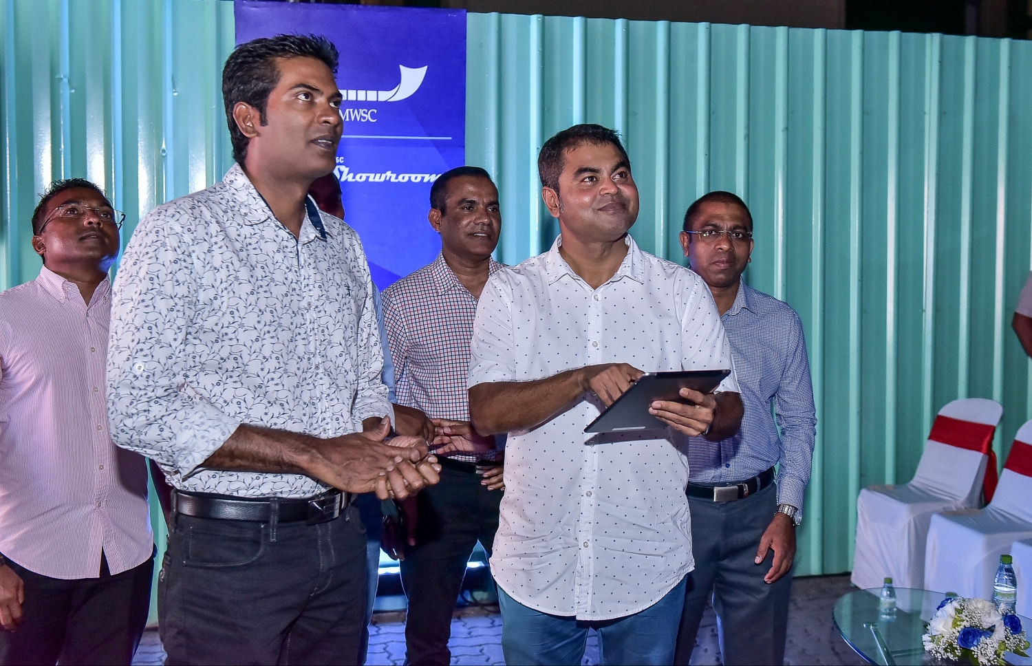 އެމްޑަބްލިއުއެސްސީގެ ޝޯރޫމް ތިމާވެއްޓާ ބެހޭ މިނިސްޓަރު ތޯރިގް މިރޭ ހުޅުވައިދެއްވާއިރު، އެ ކުންފުނީގެ މެނޭޖިން ޑިރެކްޓަރު ފަޒުލް މިނިސްޓަރުގެ އަރިހުގައި.-- ފޮޓޯ: ނިޝާން އަލީ/ މިހާރު