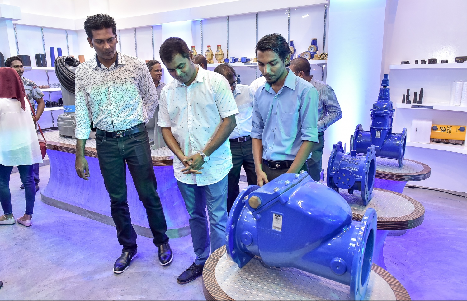 ފެނާއި ހަކަތައާ ބެހޭ ވަޒީރު ތޯރިގު (މ) އަދި އެމްޑަބްލިއުއެސްސީގެ މެނޭޖިން ޑިރެކްޓަރު ފަޒުލް ރަޝީދު.