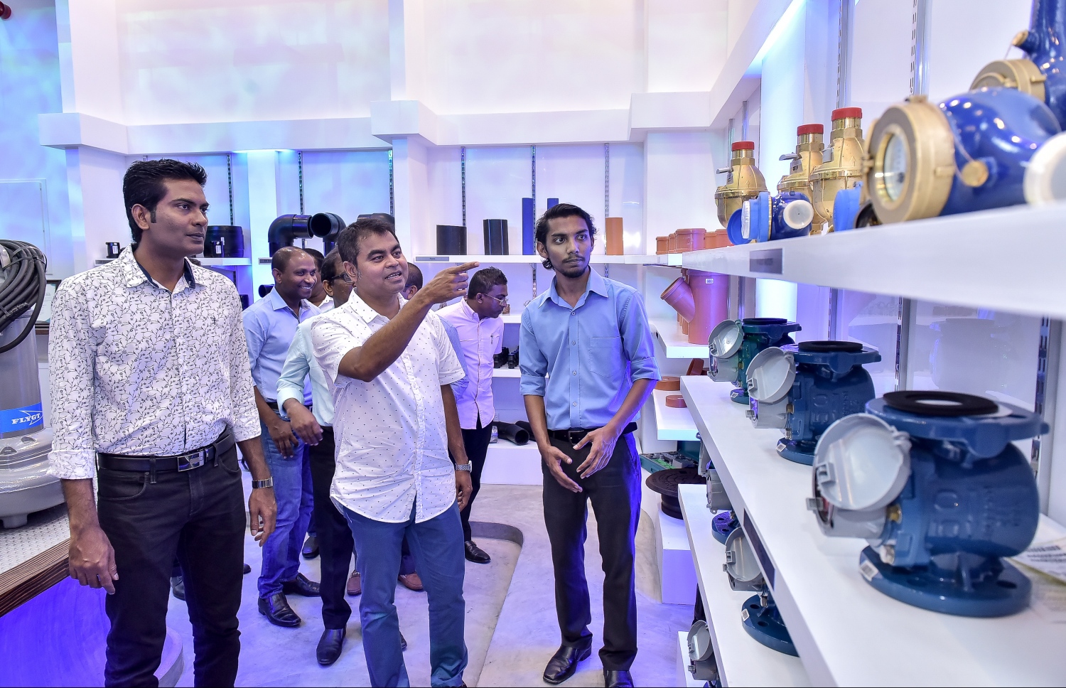 އެމްޑަބްލިއުއެސްސީގެ ޝޯރޫމް މިރޭ ހުޅުވައި ދެއްވުމަށް ފަހު، އެތަނުގައި ހުރި ބައެއް ތަކެތި ތިމާވެއްޓާ ބެހޭ މިނިސްޓަރު ތޯރިގް އަދި އެމްޑަބްލިއުއެސްސީގެ އެމްޑީ ފަޒުލް ބައްލަވައިލައްވަނީ.---ފޮޓޯ: ނިޝާން އަލީ/މިހާރު