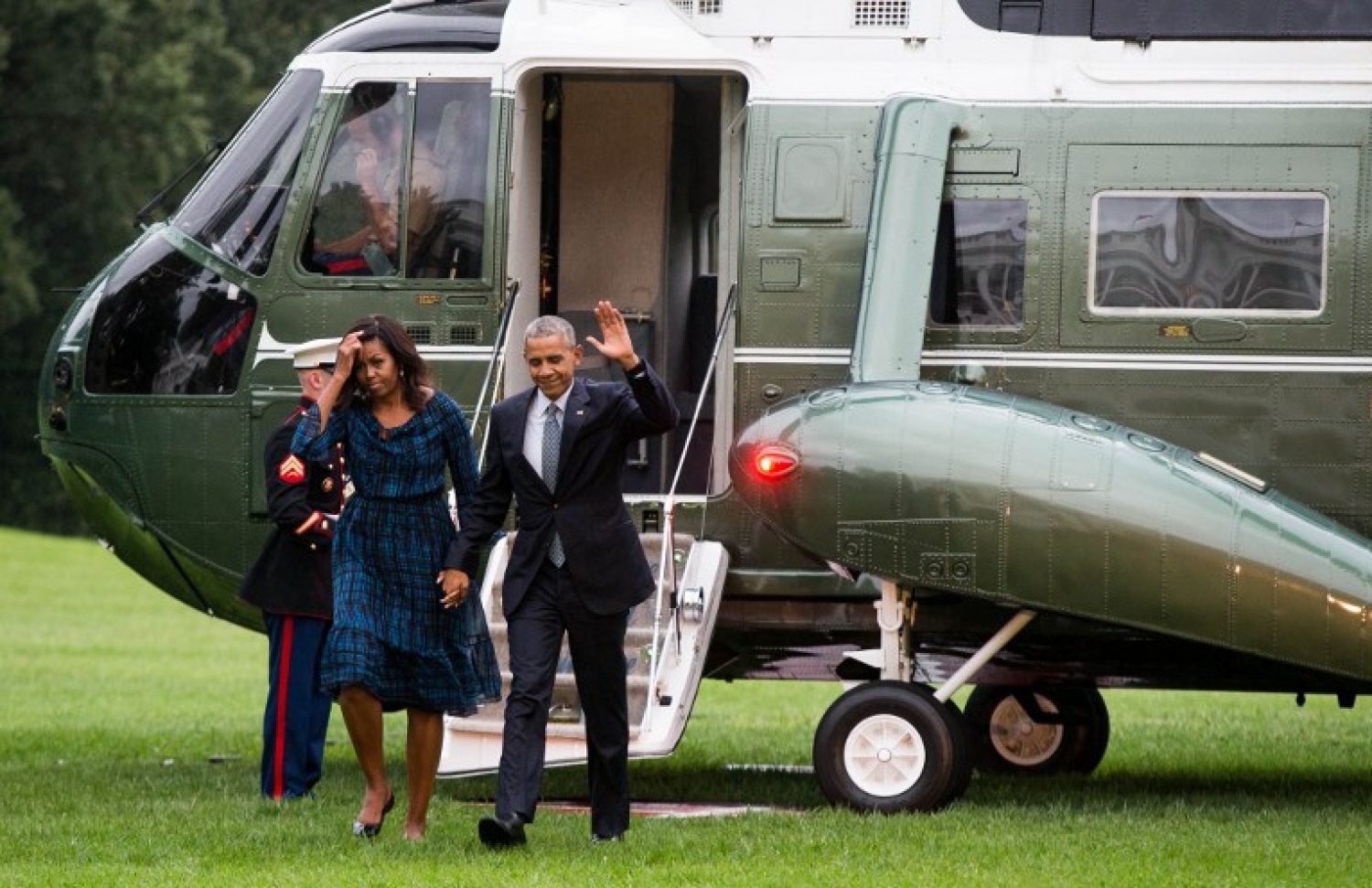 ރައީސް ބަރަކް އޮބާމާ އާއި އަނބިކަނބަލުން މެރިން ވަން އިން ފައިބައި ވަޑައިގަންނަވަނީ. --ފޮޓޯ:އޭއެފްޕީ