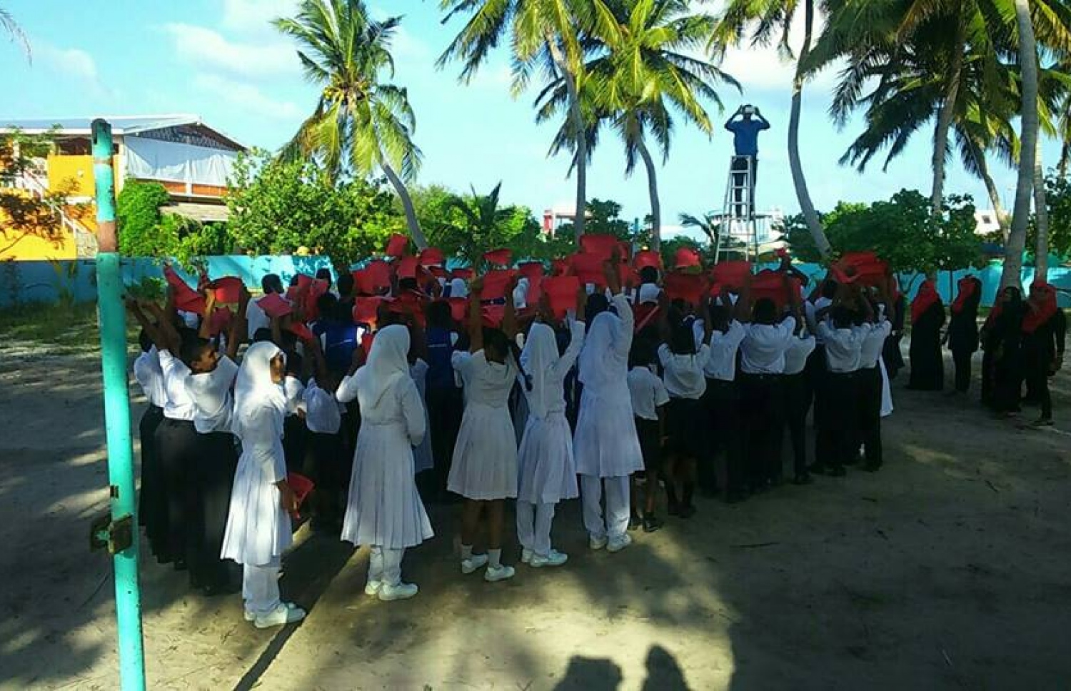 ވ.ކެޔޮދޫ: ސެޕްޓެމްބަރު 29، 2016: ދުނިޔޭގެ ހިތުގެ ދުވަސް ފާހަގަ ކުރުމުގެ ގޮތުން ކެޔޮދޫ ކައުންސިލް އާއި އެ ރަށު ސްކޫލުގެ އިސްވެރިންނާއި ދަރިވަރުން ގުޅިގެން ބޭއްވި ރަސްމިއްޔާތެއްގައި ދަރިވަރުންތަކެއް ބައިވެރިވަނީ.-- ފޮޓޯ: އެޗްޕީއޭ