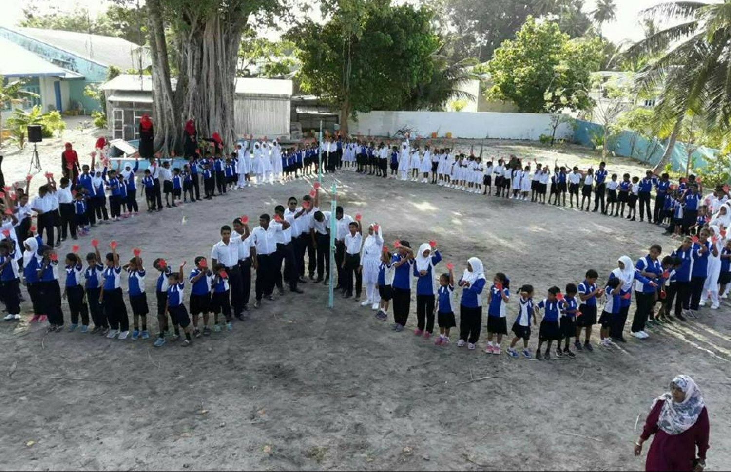 ވ.ކެޔޮދޫ: ސެޕްޓެމްބަރު 29، 2016: ދުނިޔޭގެ ހިތުގެ ދުވަސް ފާހަގަ ކުރުމުގެ ގޮތުން ކެޔޮދޫ ކައުންސިލް އާއި އެ ރަށު ސްކޫލުގެ އިސްވެރިންނާއި ދަރިވަރުން ގުޅިގެން ބޭއްވި ރަސްމިއްޔާތެއްގައި ދަރިވަރުންތަކެއް ބައިވެރިވަނީ.-- ފޮޓޯ: އެޗްޕީއޭ