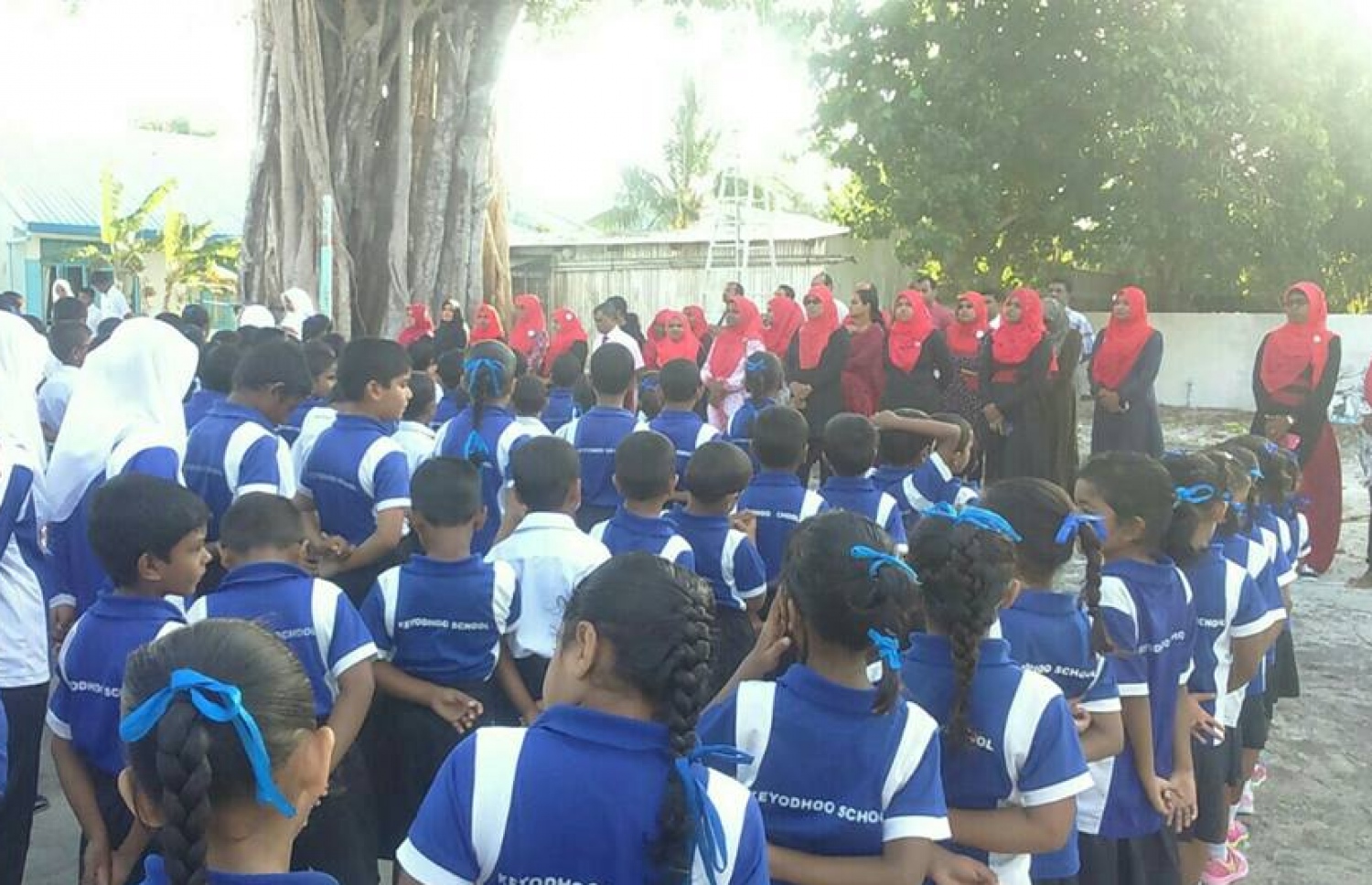 ވ.ކެޔޮދޫ: ސެޕްޓެމްބަރު 29، 2016: ދުނިޔޭގެ ހިތުގެ ދުވަސް ފާހަގަ ކުރުމުގެ ގޮތުން ކެޔޮދޫ ކައުންސިލް އާއި އެ ރަށު ސްކޫލުގެ އިސްވެރިންނާއި ދަރިވަރުން ގުޅިގެން ބޭއްވި ރަސްމިއްޔާތެއްގައި ދަރިވަރުންނާއި އެރަށުގެ އިސްވެރިން ބައިވެރިވަނީ.-- ފޮޓޯ: އެޗްޕީއޭ