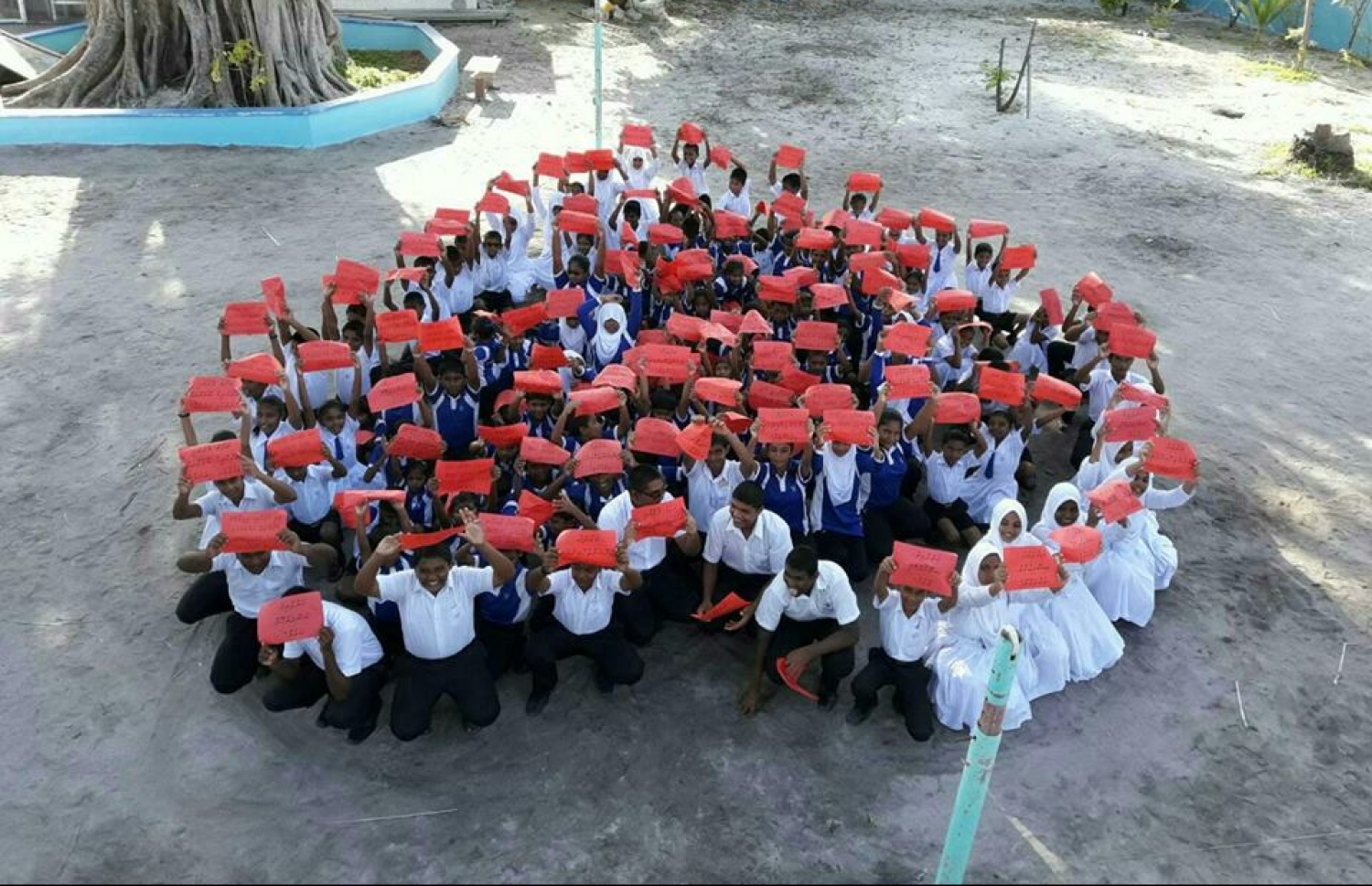 ވ.ކެޔޮދޫ: ސެޕްޓެމްބަރު 29، 2016: ދުނިޔޭގެ ހިތުގެ ދުވަސް ފާހަގަ ކުރުމުގެ ގޮތުން ކެޔޮދޫ ކައުންސިލް އާއި އެ ރަށު ސްކޫލުގެ އިސްވެރިންނާއި ދަރިވަރުން ގުޅިގެން ބޭއްވި ރަސްމިއްޔާތެއްގައި އެރަށުގެ އިސްވެރިން ބައިވެރިވަނީ.-- ފޮޓޯ: އެޗްޕީއޭ