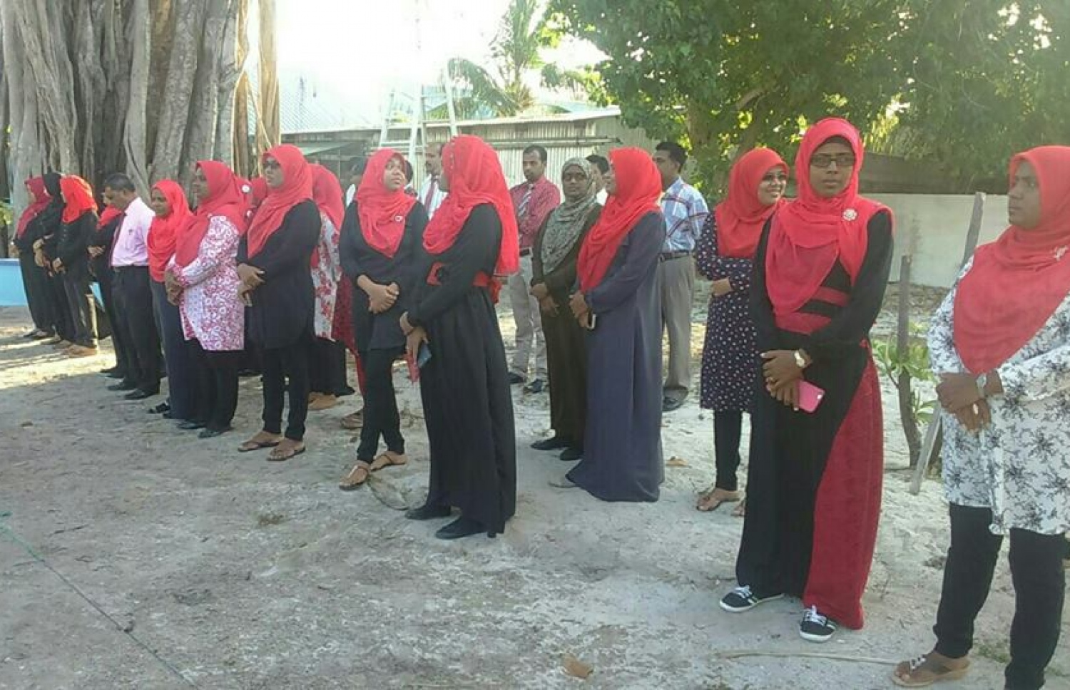 ވ.ކެޔޮދޫ: ސެޕްޓެމްބަރު 29، 2016: ދުނިޔޭގެ ހިތުގެ ދުވަސް ފާހަގަ ކުރުމުގެ ގޮތުން ކެޔޮދޫ ކައުންސިލް އާއި އެ ރަށު ސްކޫލުގެ އިސްވެރިންނާއި ދަރިވަރުން ގުޅިގެން ބޭއްވި ރަސްމިއްޔާތެއްގައި އެރަށުގެ އިސްވެރިން ބައިވެރިވަނީ.-- ފޮޓޯ: އެޗްޕީއޭ