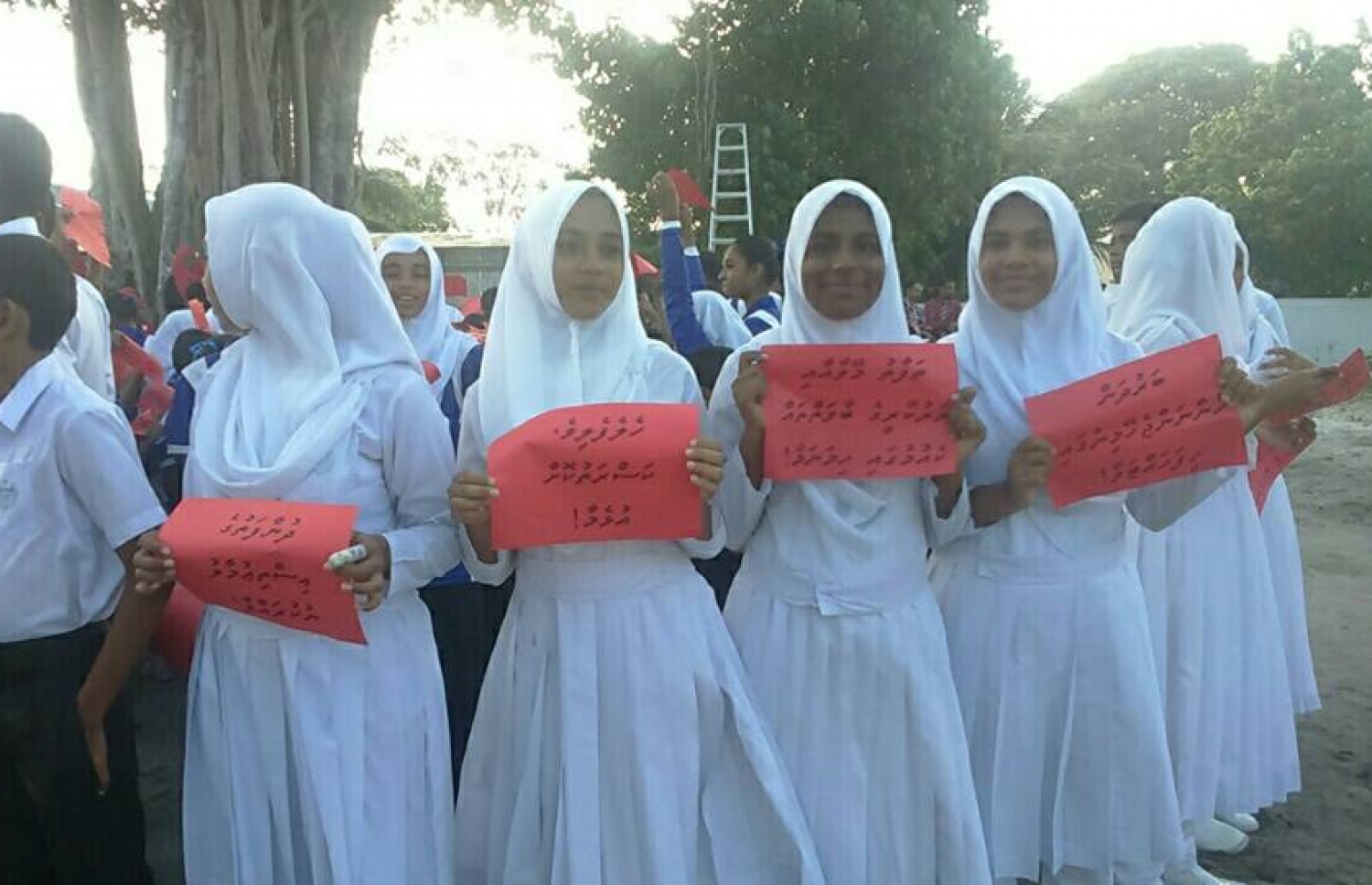 ވ.ކެޔޮދޫ: ސެޕްޓެމްބަރު 29، 2016: ދުނިޔޭގެ ހިތުގެ ދުވަސް ފާހަގަ ކުރުމުގެ ގޮތުން ކެޔޮދޫ ކައުންސިލް އާއި އެ ރަށު ސްކޫލުގެ އިސްވެރިންނާއި ދަރިވަރުން ގުޅިގެން ބޭއްވި ރަސްމިއްޔާތެއްގައި އެރަށުގެ އިސްވެރިން ބައިވެރިވަނީ.-- ފޮޓޯ: އެޗްޕީއޭ