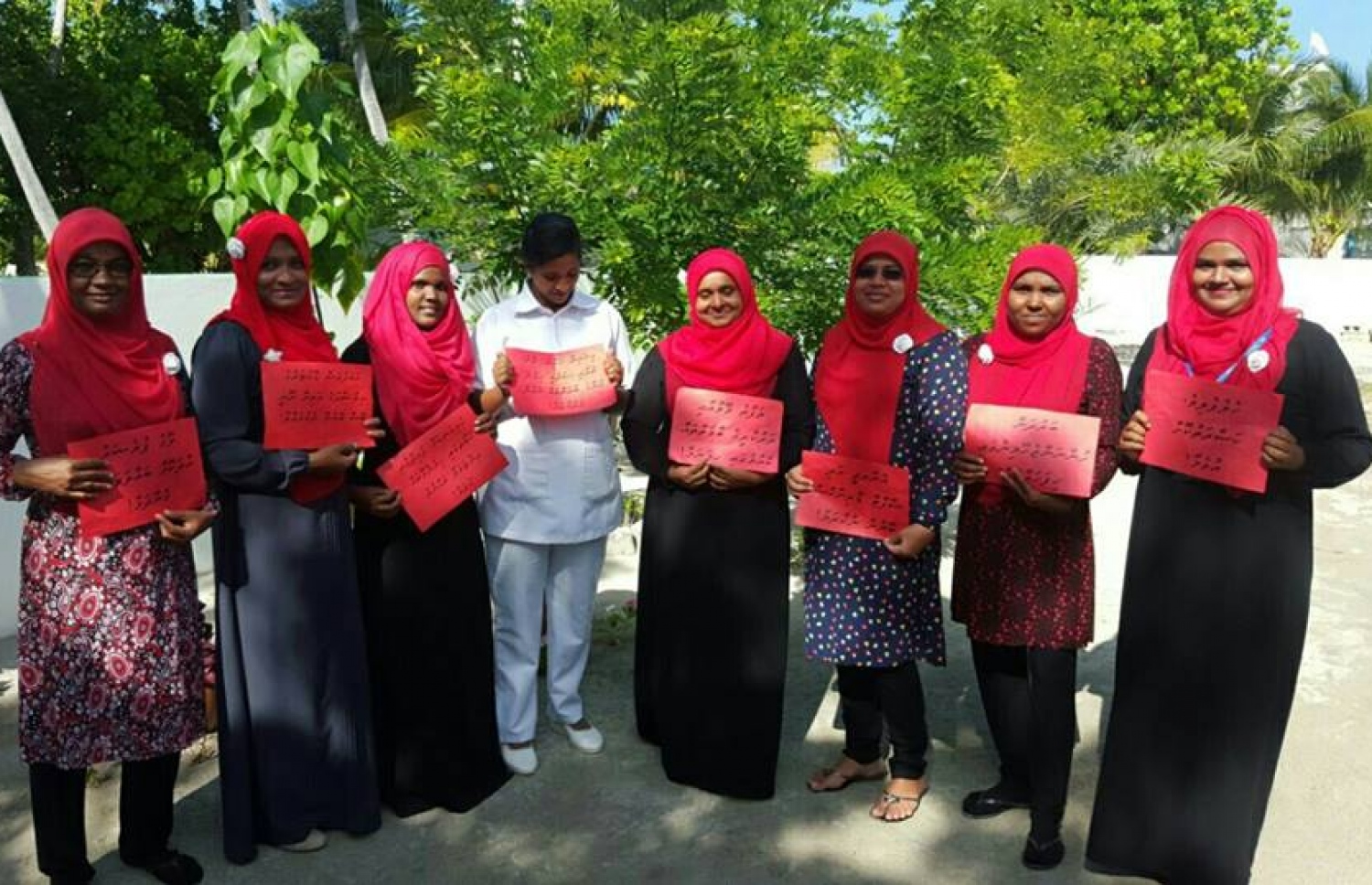 ވ.ކެޔޮދޫ: ސެޕްޓެމްބަރު 29، 2016: ދުނިޔޭގެ ހިތުގެ ދުވަސް ފާހަގަ ކުރުމުގެ ގޮތުން ކެޔޮދޫ ކައުންސިލް އާއި އެ ރަށު ސްކޫލުގެ އިސްވެރިންނާއި ދަރިވަރުން ގުޅިގެން ބޭއްވި ރަސްމިއްޔާތެއްގައި އެރަށުގެ އިސްވެރިން ބައިވެރިވަނީ.-- ފޮޓޯ: އެޗްޕީއޭ