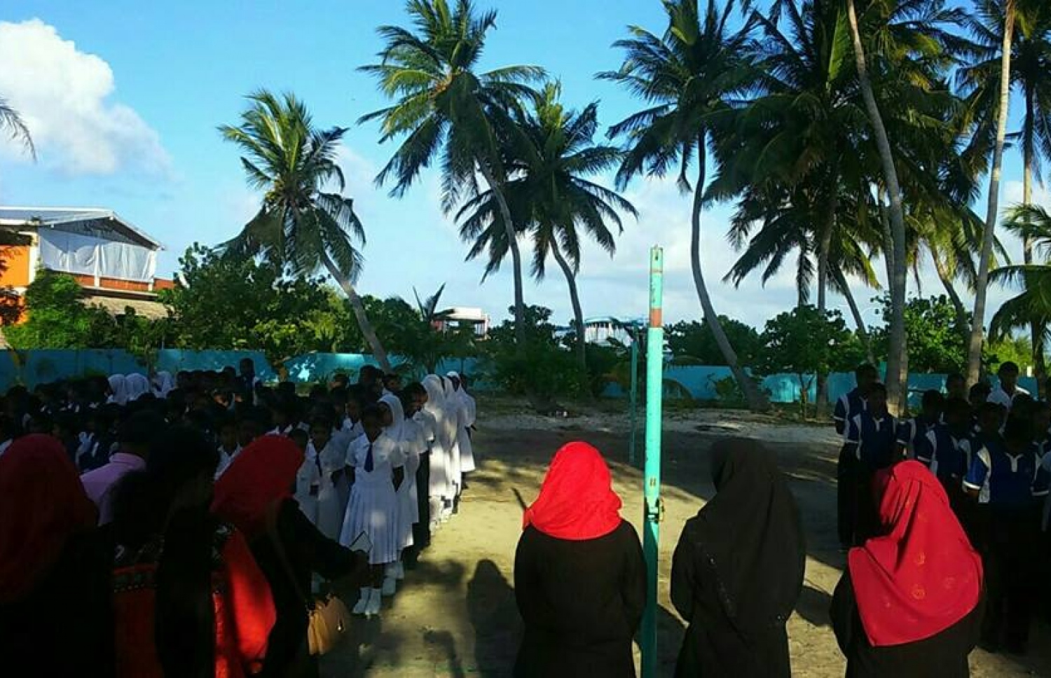 ވ.ކެޔޮދޫ: ސެޕްޓެމްބަރު 29، 2016: ދުނިޔޭގެ ހިތުގެ ދުވަސް ފާހަގަ ކުރުމުގެ ގޮތުން ކެޔޮދޫ ކައުންސިލް އާއި އެ ރަށު ސްކޫލުގެ އިސްވެރިންނާއި ދަރިވަރުން ގުޅިގެން ބޭއްވި ރަސްމިއްޔާތު.-- ފޮޓޯ: އެޗްޕީއޭ