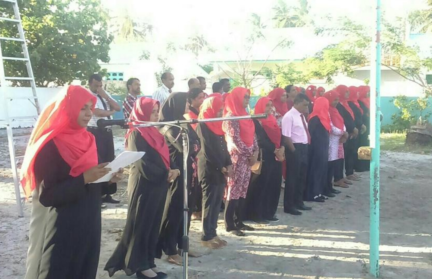 ވ.ކެޔޮދޫ: ސެޕްޓެމްބަރު 29، 2016: ދުނިޔޭގެ ހިތުގެ ދުވަސް ފާހަގަ ކުރުމުގެ ގޮތުން ކެޔޮދޫ ކައުންސިލް އާއި އެ ރަށު ސްކޫލުގެ އިސްވެރިންނާއި ދަރިވަރުން ގުޅިގެން ބޭއްވި ރަސްމިއްޔާތެއްގައި މީހަކު ވާހަކަ ދައްކަނީ.-- ފޮޓޯ: އެޗްޕީއޭ