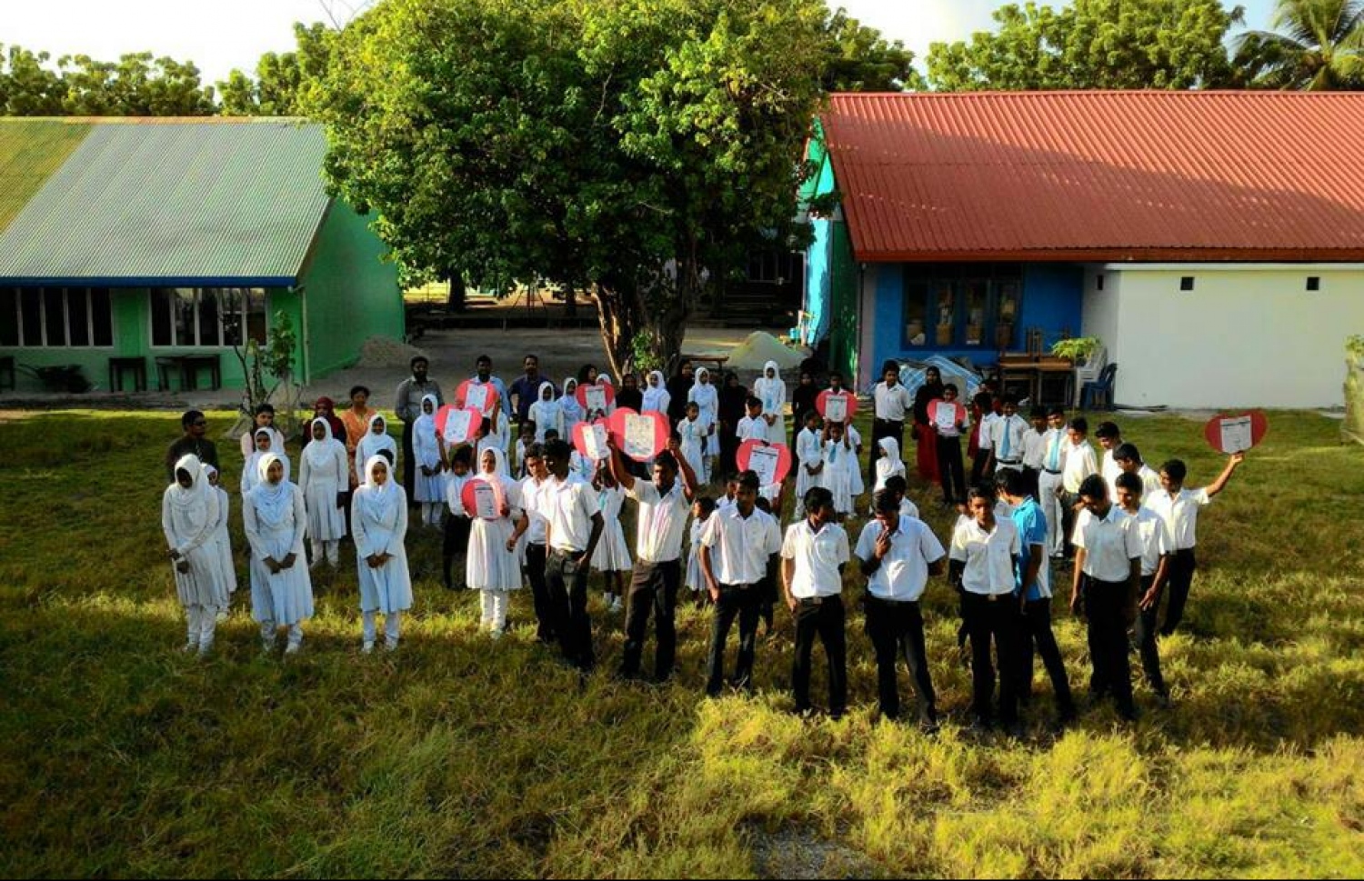 ނ.ޅޮހި: ސެޕްޓެމްބަރު 29، 2016: ދުނިޔޭގެ ހިތުގެ ދުވަސް ފާހަގަ ކުރުމުގެ ގޮތުން ބޭއްވި ރަސްމިއްޔާތުގައި ޅޮހި ސްކޫލުގެ ދަރިވަރުންތަކެއް ބައިވެރިވަނީ.-- ފޮޓޯ: އެޗްޕީއޭ