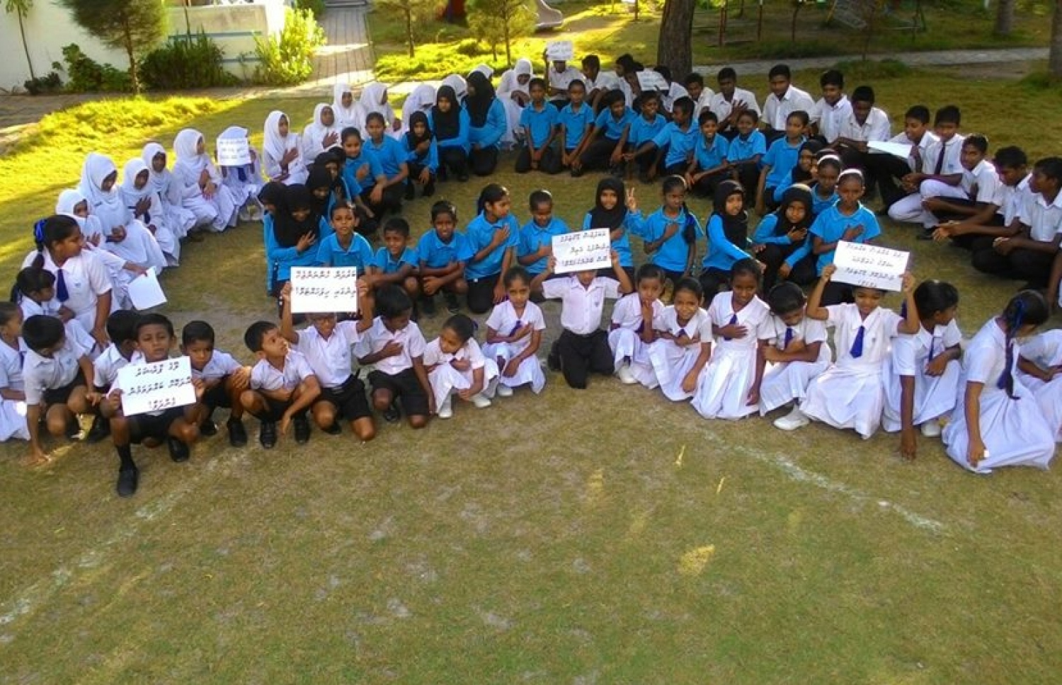 ބ.މާޅޮސް: ސެޕްޓެމްބަރު 29، 2016: ދުނިޔޭގެ ހިތުގެ ދުވަސް ފާހަގަ ކުރުމުގެ ގޮތުން ބޭއްވި ރަސްމިއްޔާތުގައި މާޅޮހު ސްކޫލުގެ ދަރިވަރުންތަކެއް ބައިވެރިވަނީ.-- ފޮޓޯ: އެޗްޕީއޭ