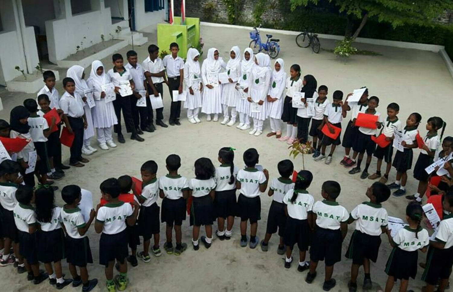 ހއ.ތަކަންދޫ: ސެޕްޓެމްބަރު 29، 2016: ދުނިޔޭގެ ހިތުގެ ދުވަސް ފާހަގަ ކުރުމުގެ ގޮތުން ބޭއްވި ރަސްމިއްޔާތުގައި ތަކަންދޫ ސްކޫލުގެ ދަރިވަރުންތަކެއް ބައިވެރިވަނީ.-- ފޮޓޯ: އެޗްޕީއޭ