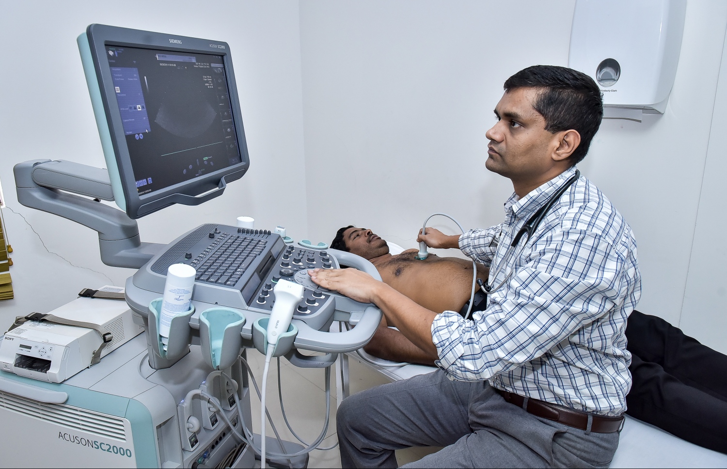 އޭޑީކޭގެ ކާޑިއެކް ސެންޓަރުގައި ޑޮކްޓަރަކު ބަލި މީހަކަށް މިއަދު ފަރުވާ ދެނީ: ހިތުގެ ބަލި މީހުންގެ އަދަދު އަދިވެސް ރާއްޖޭގައި ދަށެއް ނުވޭ-- ފޮޓޯ: ނިޝާން އަލީ/ މިހާރު