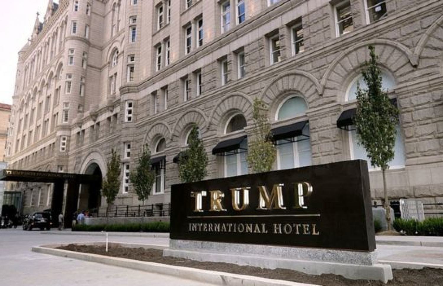 މި އަހަރުކުރީކޮޅު ޓްރަމްޕް ވަނީ ވޮޝިންޓަނުގައި ހޮޓަލެއް ހުޅުވާފައި.