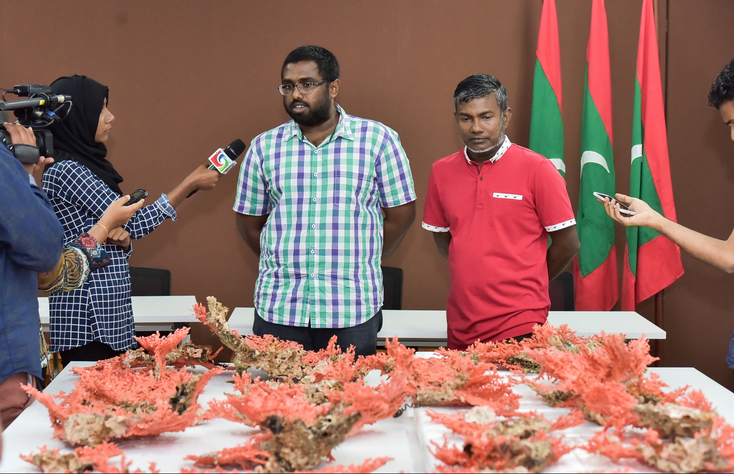 މިއަދު ހަވީރު މާލެއިން އަތުލައިގަތް ރަތް މުރަކައާ ގުޅޭ ގޮތުން އޮފިޝަލުން ނޫސްވެރިންނާ ވާހަކަ ދައްކަވަނީ.---ފޮޓޯ: ނިޝާން އަލީ/މިހާރު