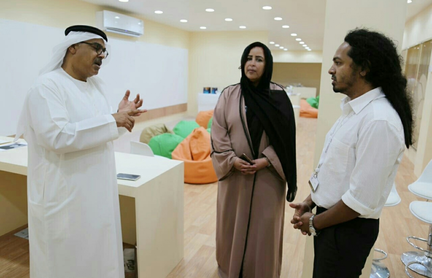 އަބޫ ދާބީގެ ޝާރްޖާ ކަލްޗަރަލް ހެރިޓޭޖް އިންސްޓްޓިއުގައި ބޭއްވި އާޓް ފެސްޓިވަލްގައި އެތަނުގެ ޗެއާމަން އަބްދުލް އަޒީޒް އަބްދުއްރަހްމާން އަލްމުސައްލަމް (ވ) ދިވެހި ކުރެހުންތެރިޔާ ހުސައިން އިއްފަލް (ކ) އާ ވާހަކަ ދައްކަވަނީ