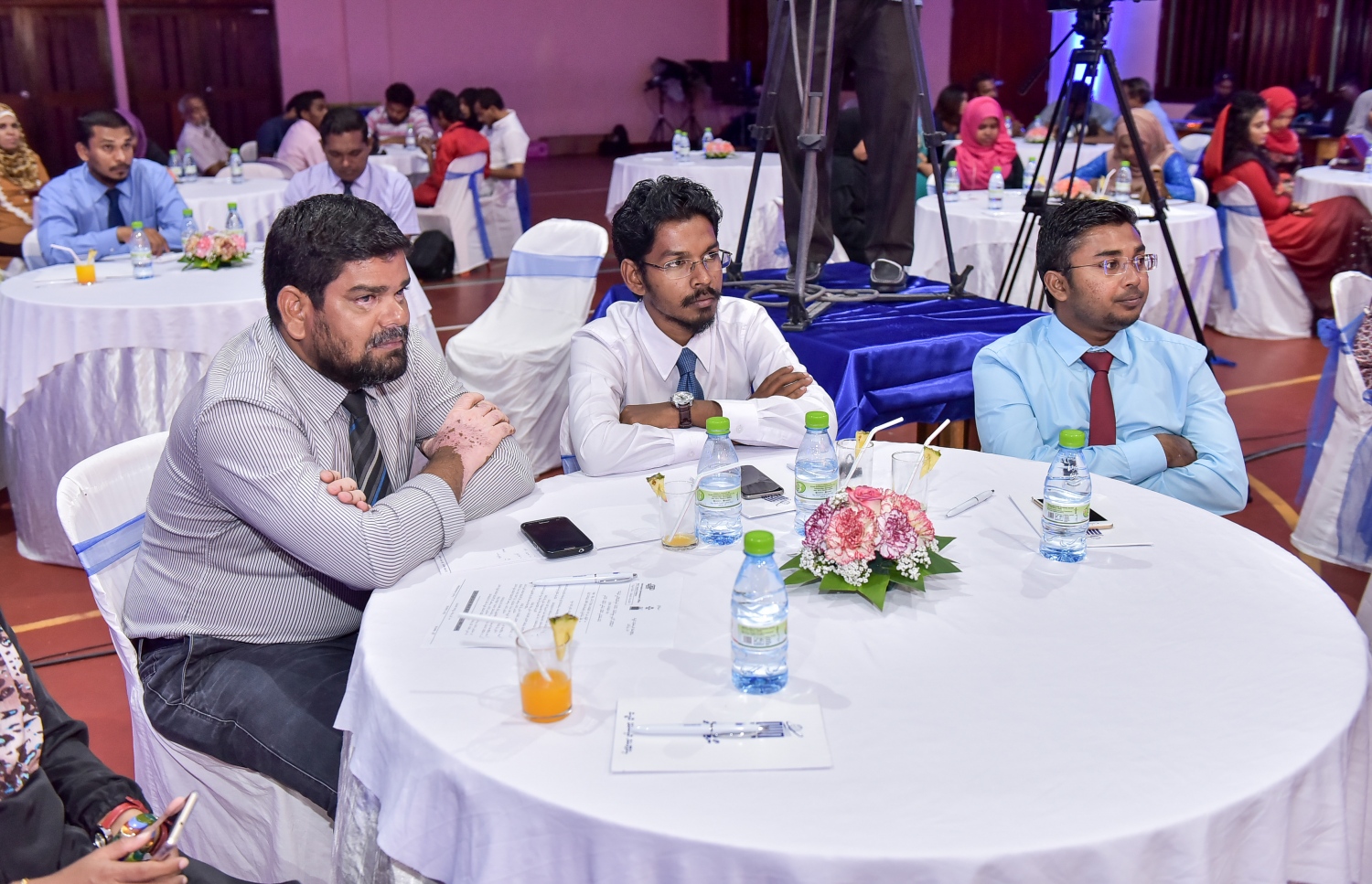 މައުލޫމާތު ހޯދައި ލިބިގަތުމުގެ ބައިނަލްއަގްވާމީ ދުވަހުގެ މުނާސަބަތުގައި މިރޭ ބޭއްވި ޖަލްސާގެ ތެރެއިން.---ފޮޓޯ: ނިޝާން އަލީ/މިހާރު