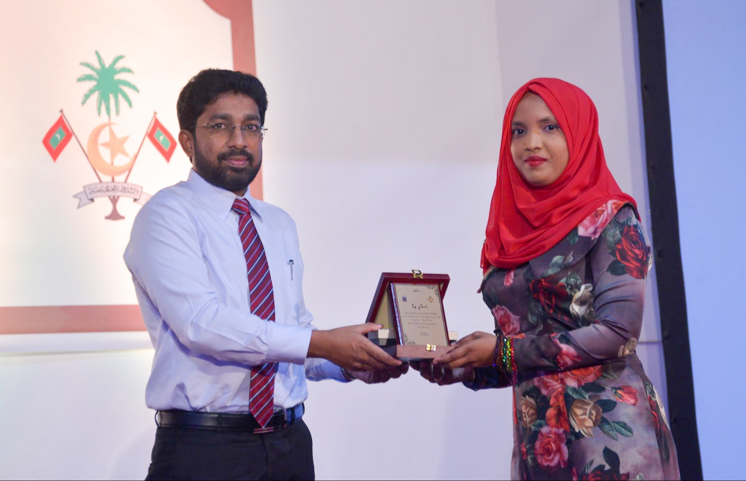 މިރޭގެ ހަފުލާގެ ޝަރަފުވެރި މެހުމާން، ހޯމް މިނިސްޓަރު އަޒްލީން (ވ) ހަނދާނީ ފިލައެއް ދެއްވަނީ.---ފޮޓޯ: ނިޝާން އަލީ/މިހާރު