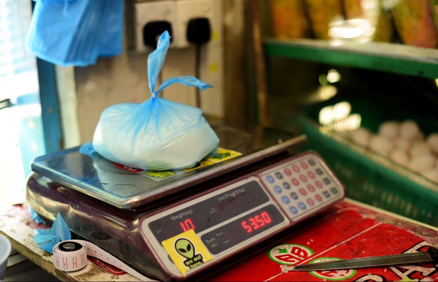 މާލޭގެ ފިހާރަައެއްގައި ހަކުރު ކިރަން ކައްޓާއަކަށް އަރުވާފައި. ކާޑުގެ ބާވަތްތަކުގެ އަގު ދެ ގުނަކުރުމުން އެހެން ހިދުމަތްތަކުގެ އަގުތައް ވެސް ދަނީ މައްޗަށް ޖައްސަމުން. -- ފޮޓޯ: ހުސެއިން ޝަޔާހު /މިހާރު