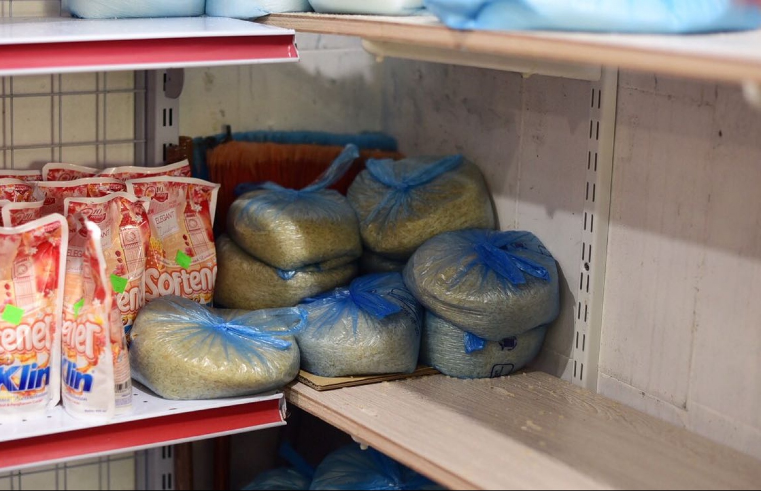 މާލޭގެ ފިހާރަައެއްގައި ވިއްކަން ބަހައްޓާފައި ހުރި ހަނޑޫތަކެއް: ކާޑުގެ ސަބްސިޑީ ވަނީ ކަނޑާލާފައި. ފޮޓޯ: ހުސެއިން ޝަޔާހު /މިހާރު