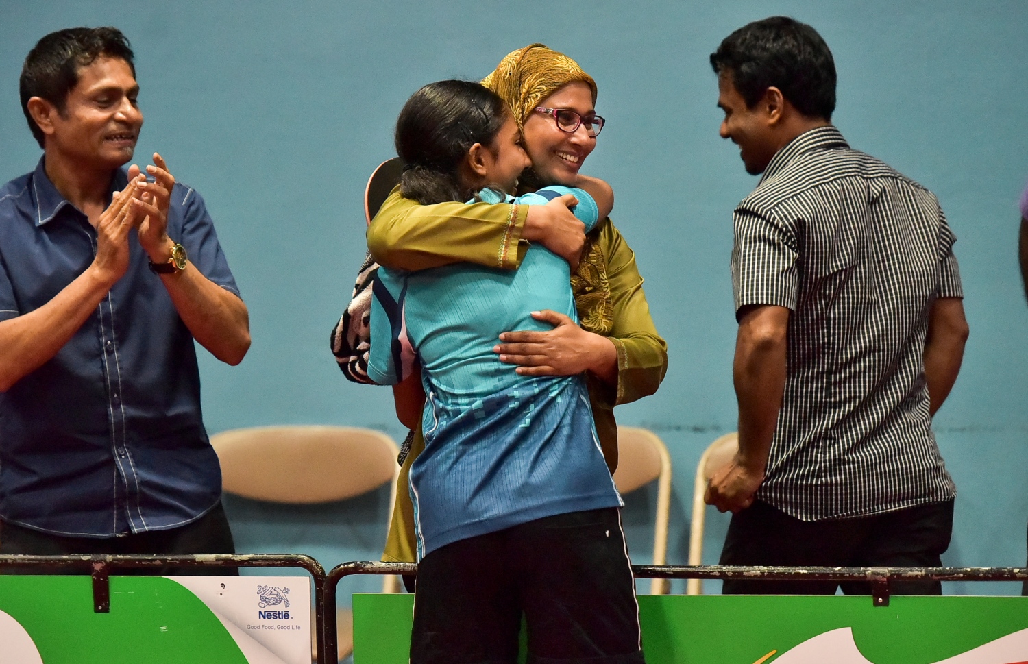 މީގެ ހަ އަހަރުކުރިން ބޭއްވި ގައުމީ ޓޭބަލް ޓެނިސް މުބާރާތުގެ އަންހެން ސިންގަލްސް ޗެމްޕިއަންކަން ހޯދުމަށްފަހު، ރަފާ އޭނާގެ މަންމަގެ ގައިގައި ބައްދާލަނީ: އެންމެ ބޮޑު ހިތްވަރަކީ މަންމައާ ބައްޕަކަމަށް ބުނި.- ފައިލް ފޮޓޯ: ނިޝާން އަލީ