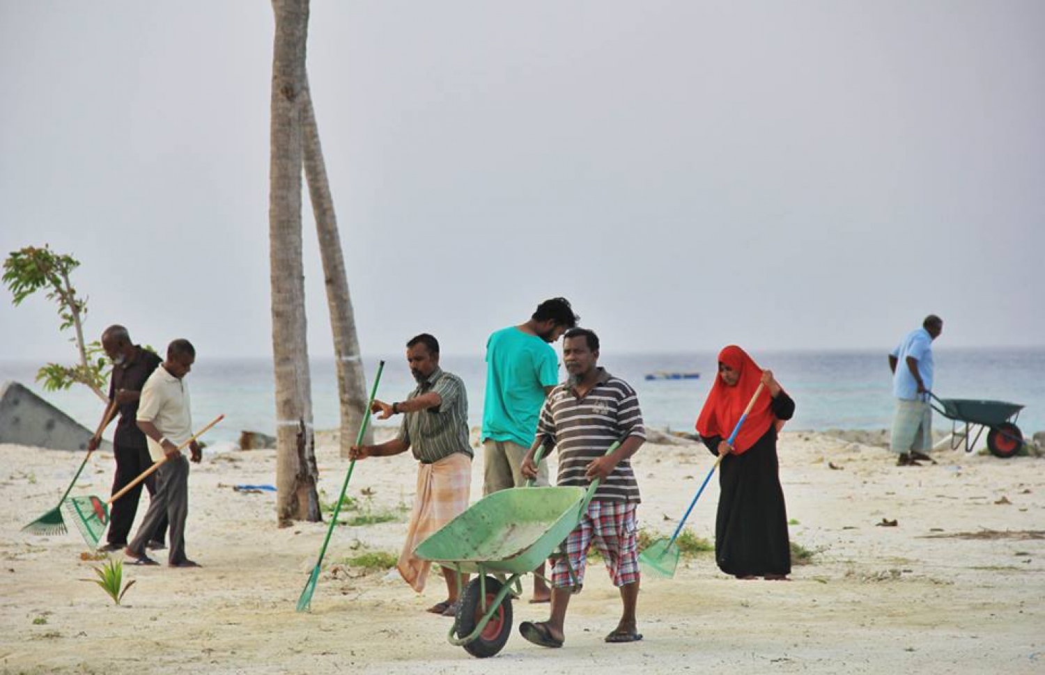 ބަޔަކު ރަށެއްގެ އަތިރިމަތި ކުނިކަހަނީ: ސަބްސިޑީ ކަނޑާލުމުން އޭގެ އެންމެ ނޭދެވޭ އަސަރު ކުރާނީ ވެސް ފަގީރު މީހާ އަށް -- ފޮޓޯ؛ ޔޫއެންޑީޕީ