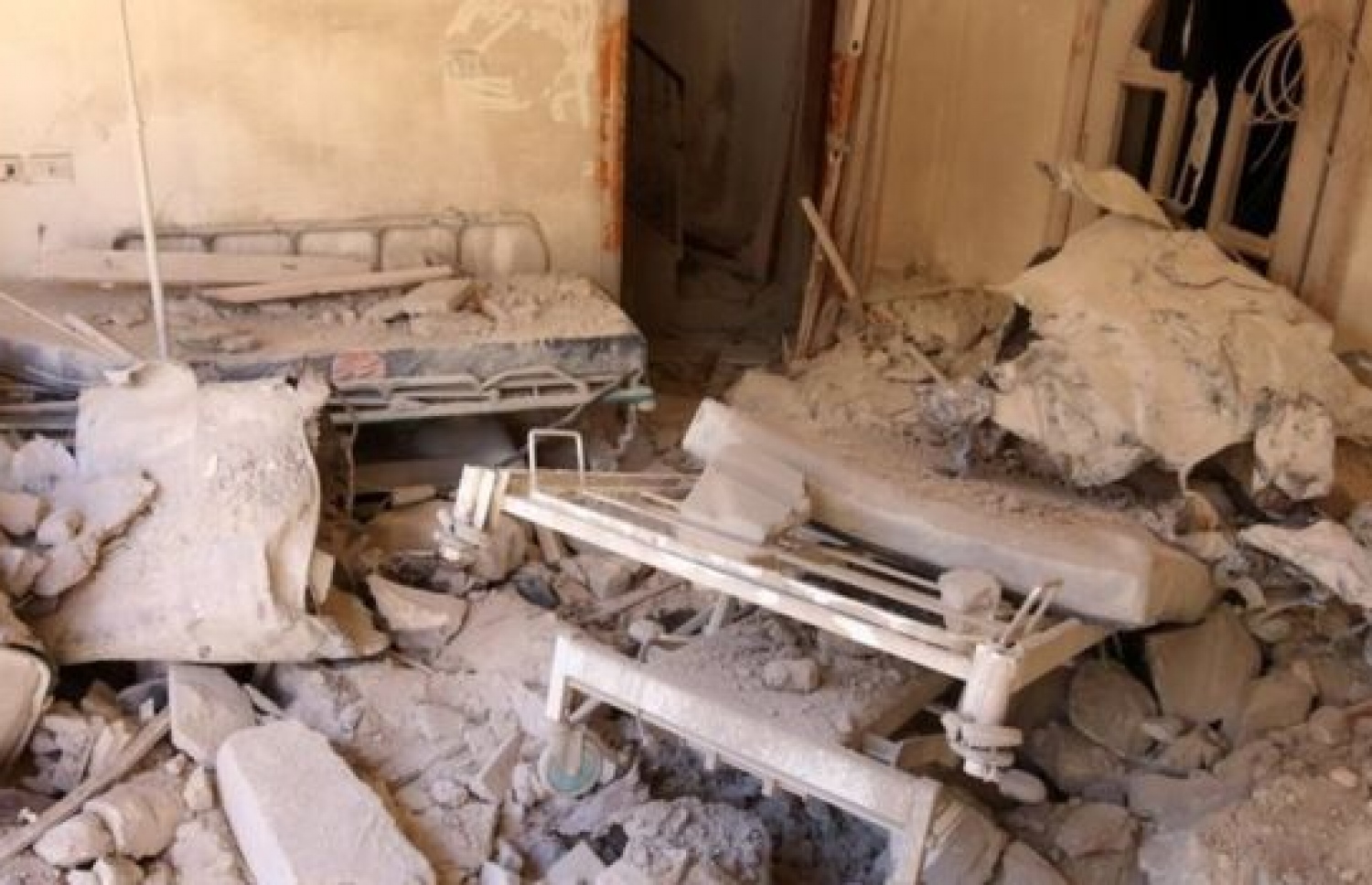 ހަލަބުގެ އިރުމަތީގެ ހޮސްޕިޓަލަށް ދިން ހަމަލާގައި ބޮޑެތި ގެއްލުންތައް ވަނީ ލިބިފައި. --ފޮޓޯ:ރޮއިޓާސް