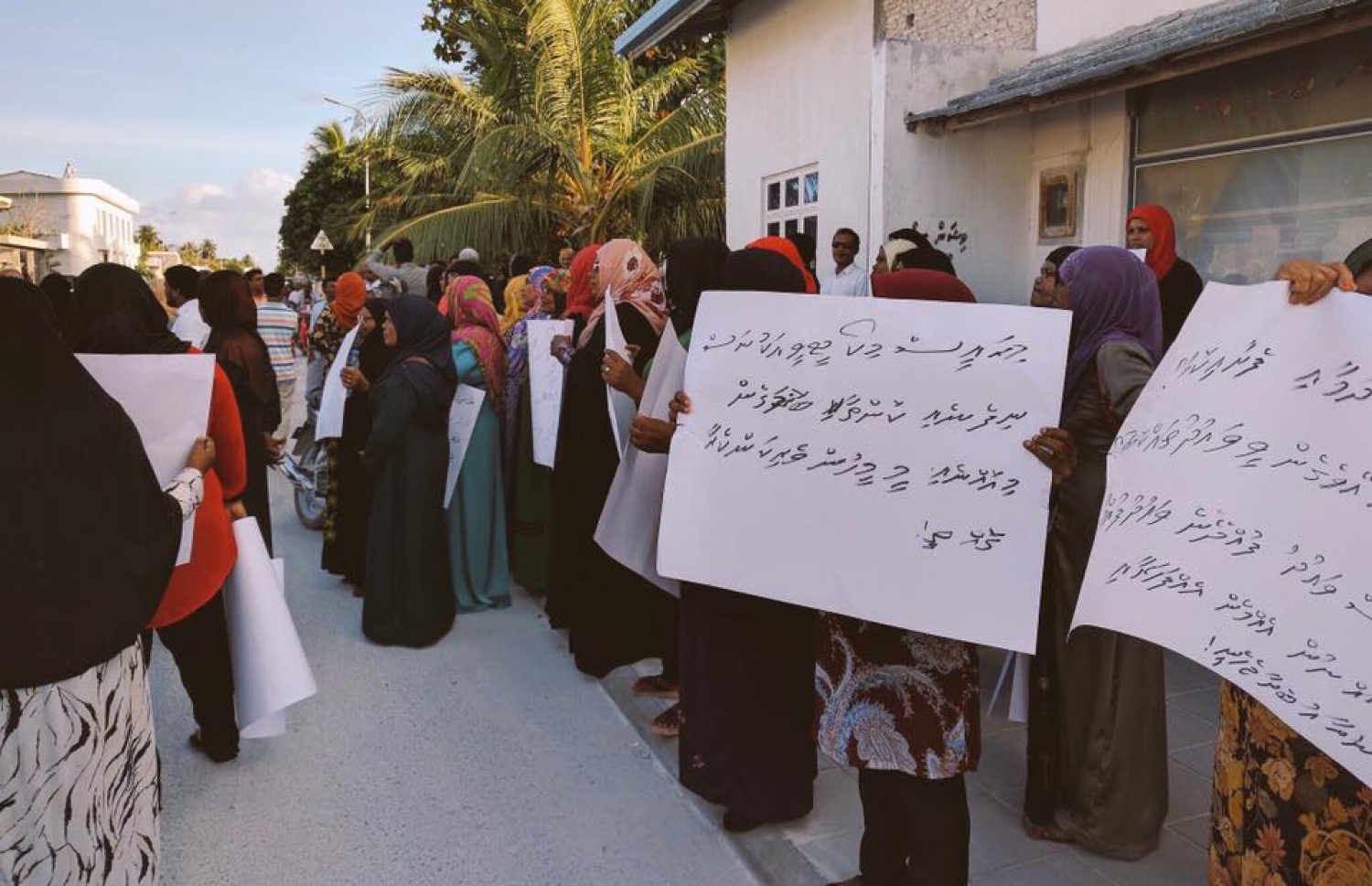 އައްޑޫގައި ކުރި މުޒާހަރާގައި ބައިވެރިންގެ ޝުއޫރުފާޅުކުރަން ބޯޑު ހިފަހައްޓައިގެން.